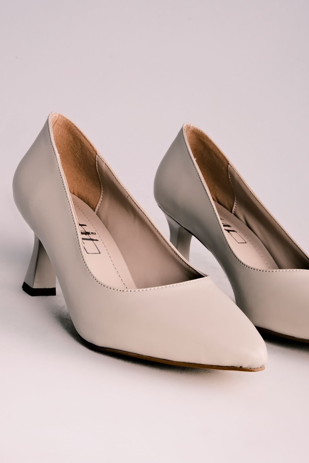 Cream discount pointed shoes