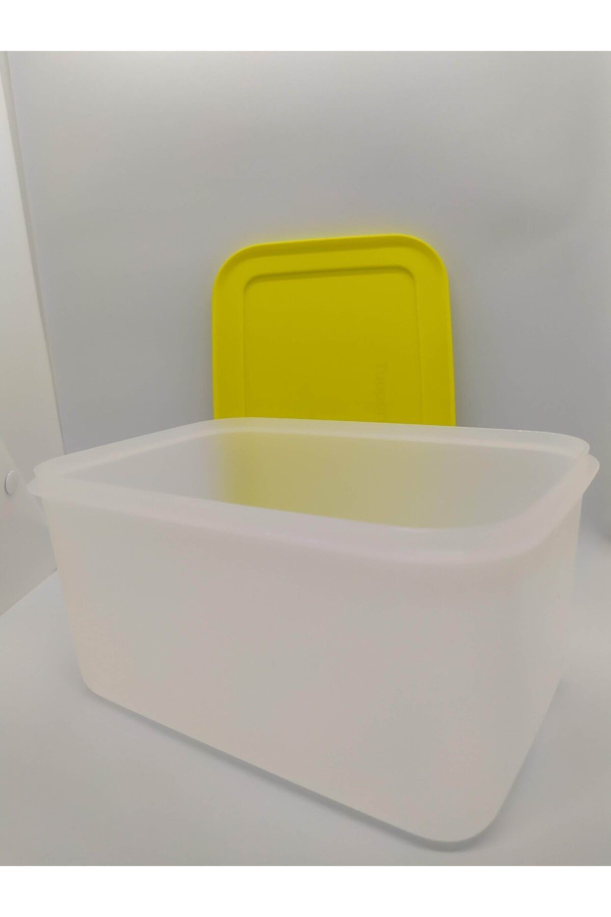 Tupperware-Alaska 2.5 L. / Freezer Mates II Medium High 2.5 L 3