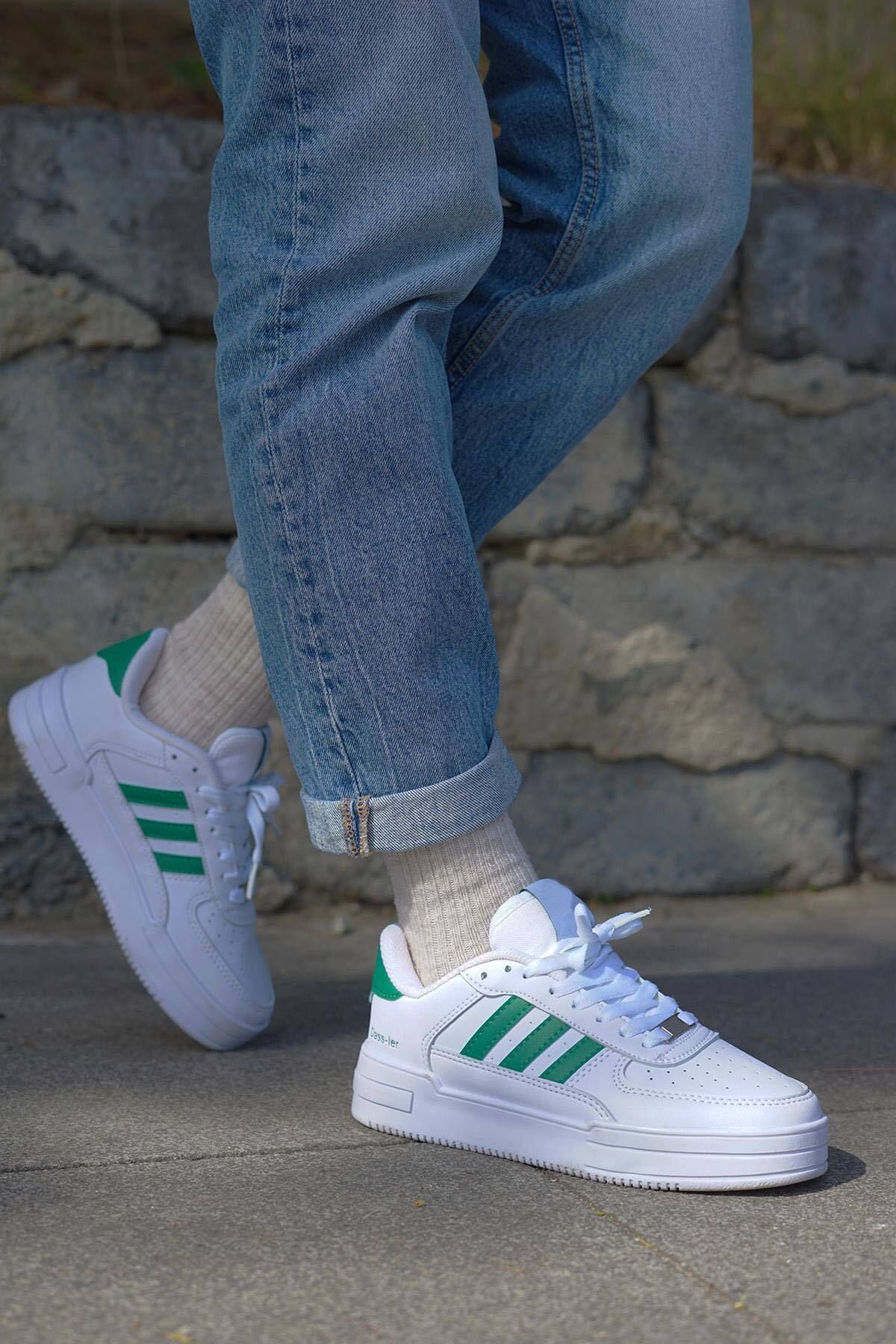 le dernier modèle de chaussures de sport est de 454647