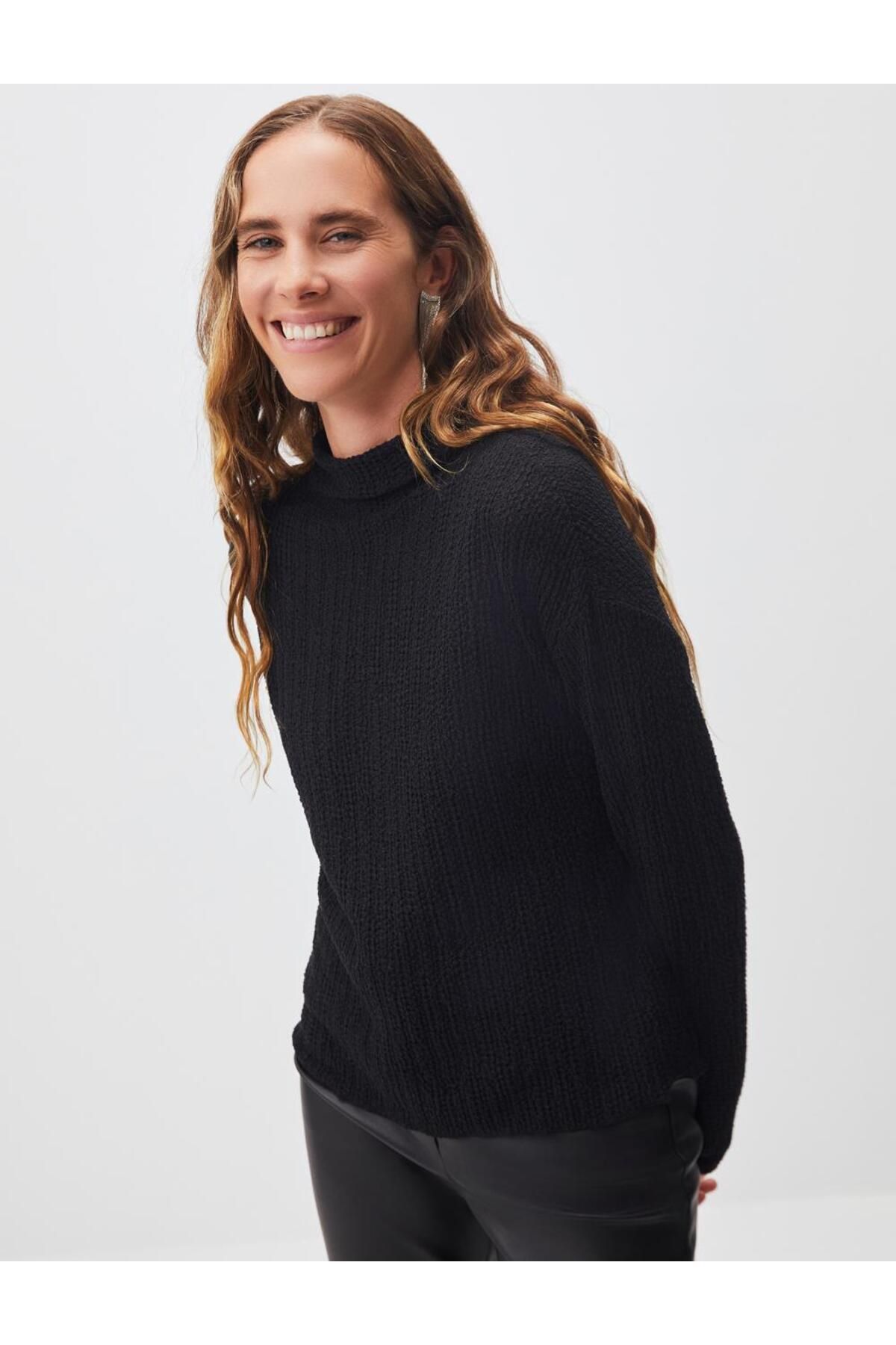 Plain top black turtleneck
