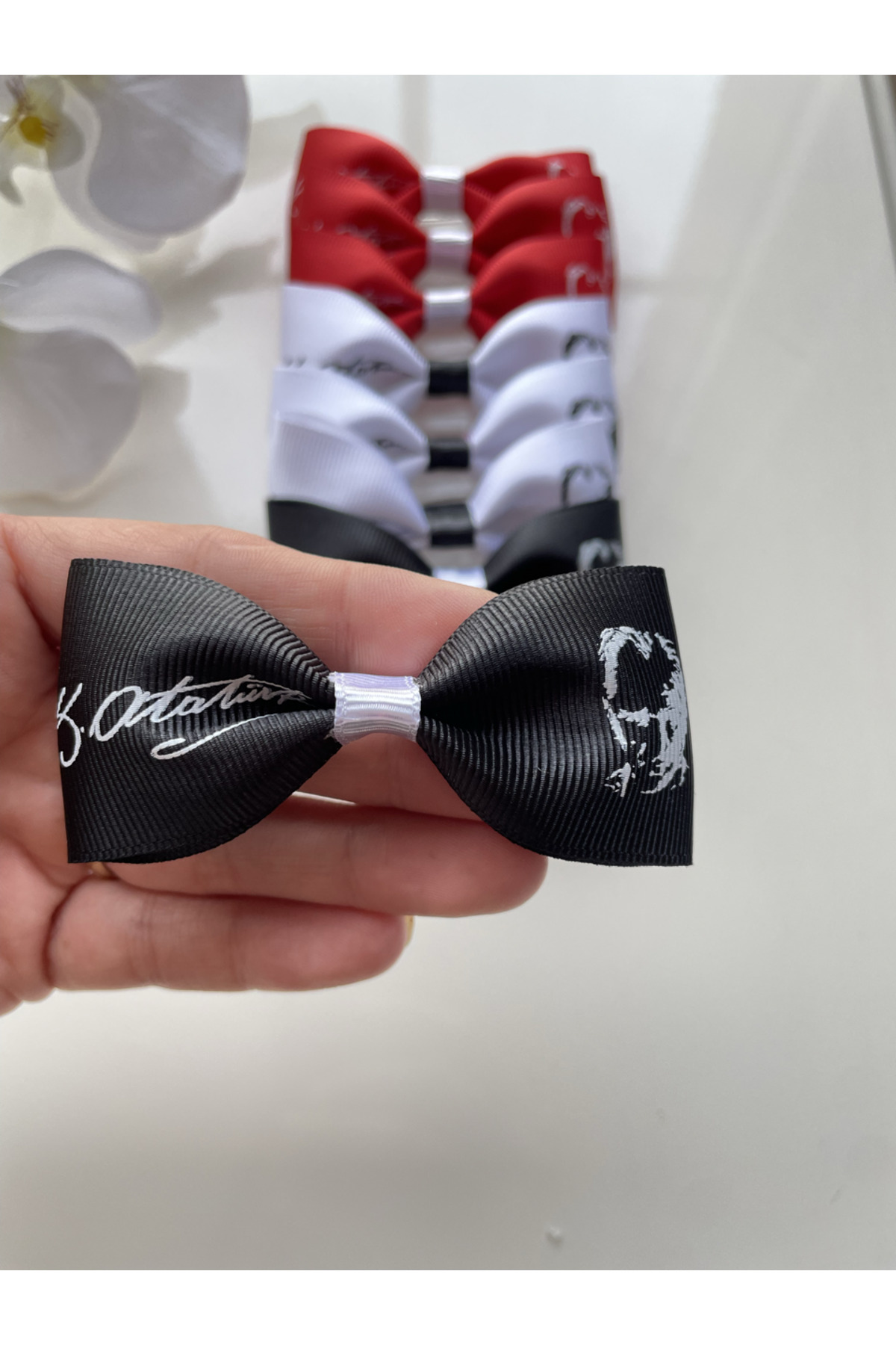 Eliya Clips Erkek Siyah Atatürk Imzalı Ve Silüetli 29 Ekim / 23 Nisan / 10 Kasım Papyonu (İĞNELİ)