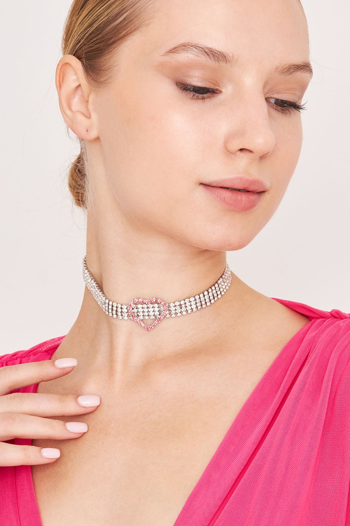 Choker with heart store in the middle
