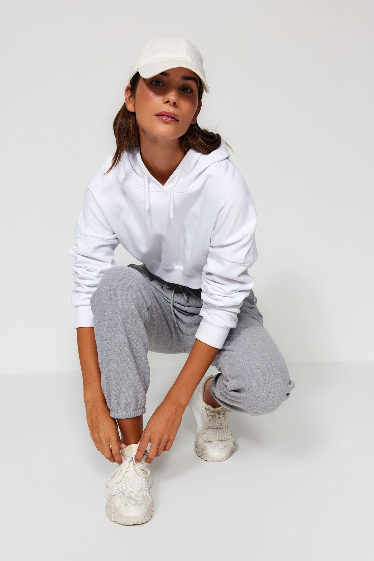 Trendyol Collection-Graue Thessaloniki-Sport-Jogginghose mit bequemer Passform und Taschenstrick TWOAW21EA0168 2