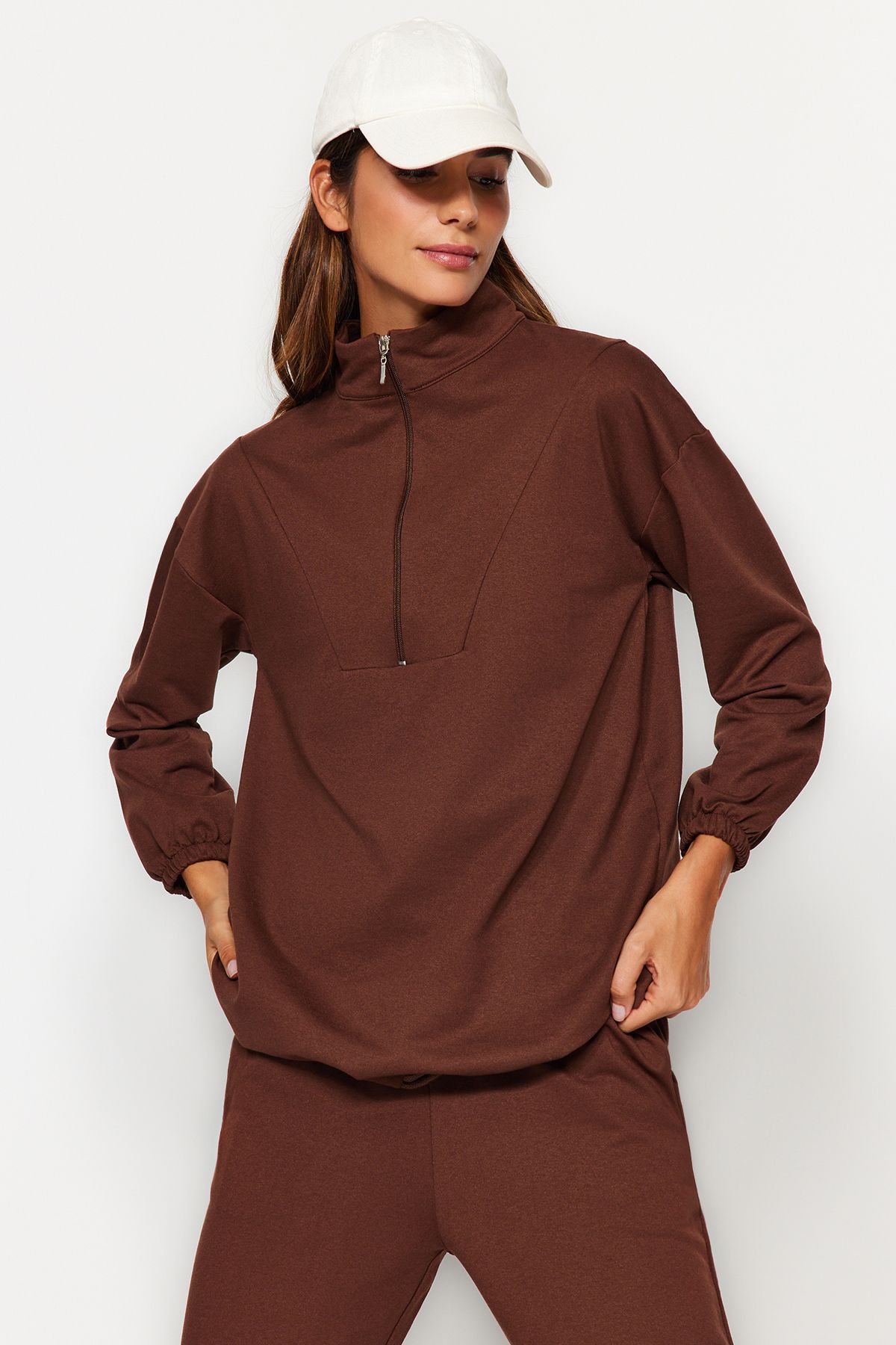 Trendyol Modest-Braunes Strick-Trainingsanzug-Set mit Stehkragen und gerafftem Rock - TCTAW22EN0051 3