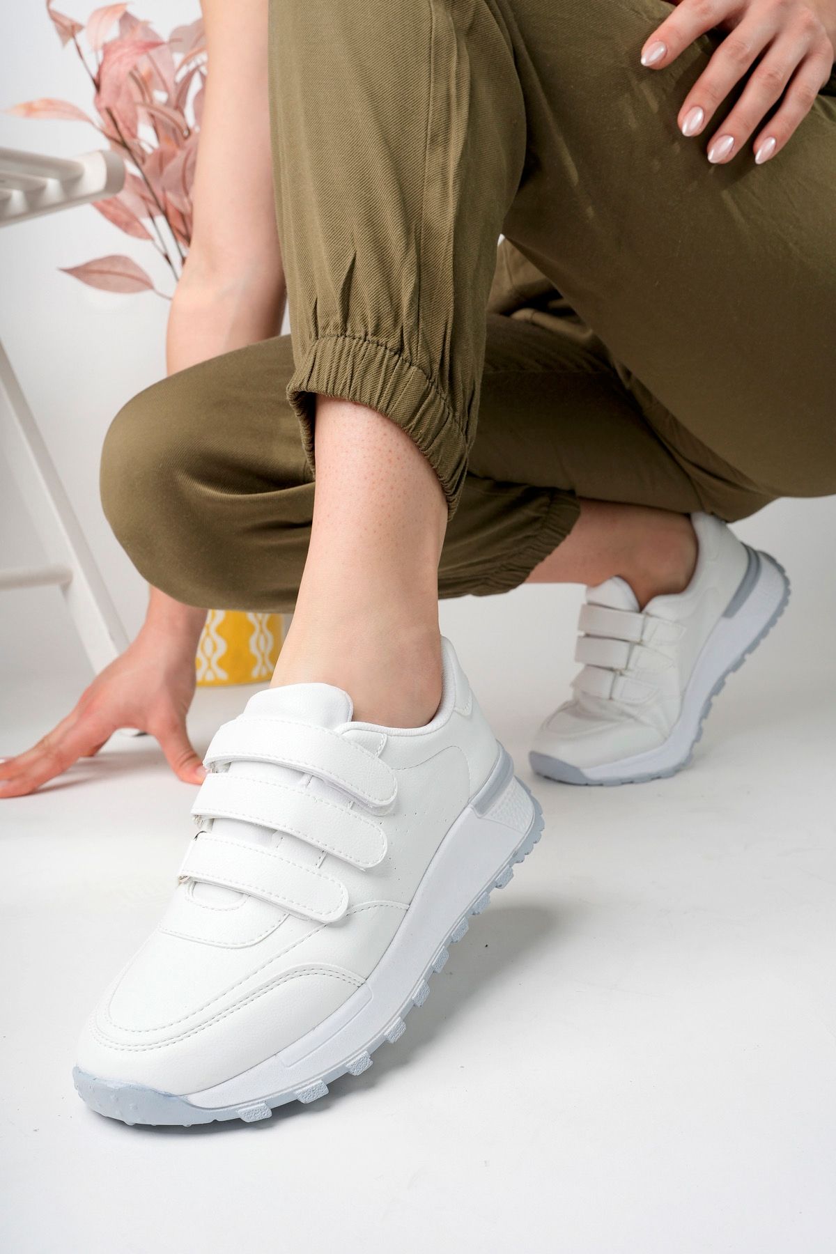 Velcro white hotsell tennis shoes