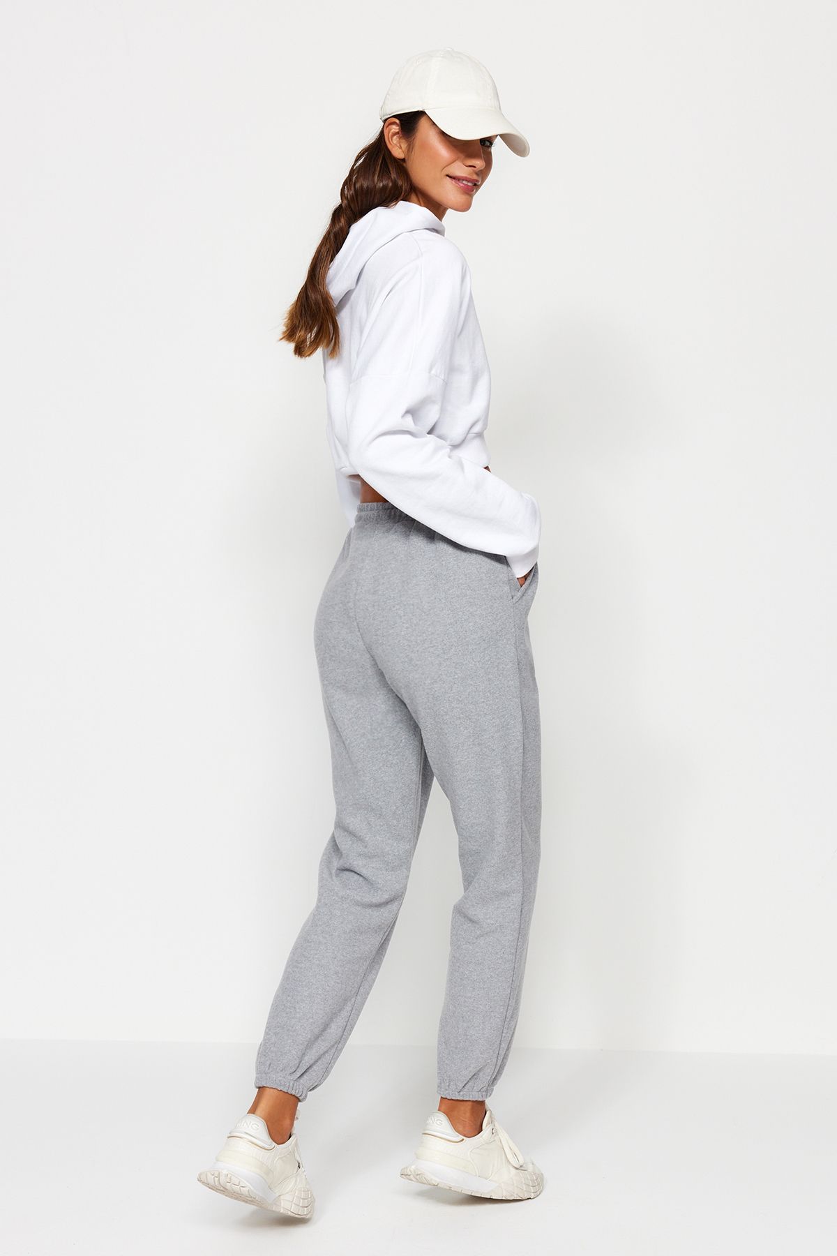 Trendyol Collection-Graue Thessaloniki-Sport-Jogginghose mit bequemer Passform und Taschenstrick TWOAW21EA0168 5