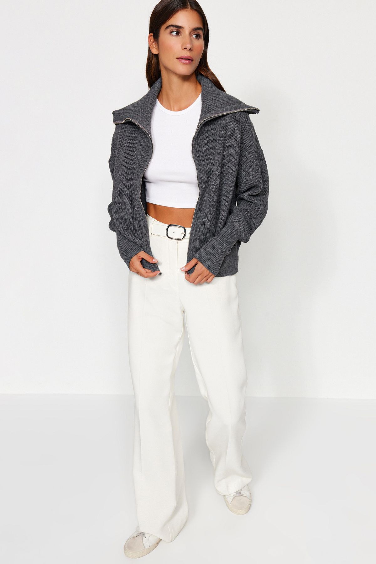 Trendyol Collection-Weit geschnittener Strick-Cardigan mit Umlegekragen und Reißverschluss – Anthrazit TWOAW24HI00072 4