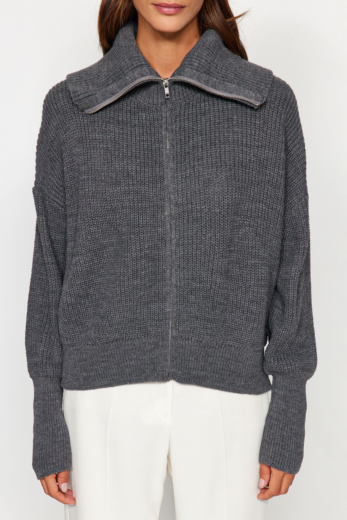 Trendyol Collection-Weit geschnittener Strick-Cardigan mit Umlegekragen und Reißverschluss – Anthrazit TWOAW24HI00072 6