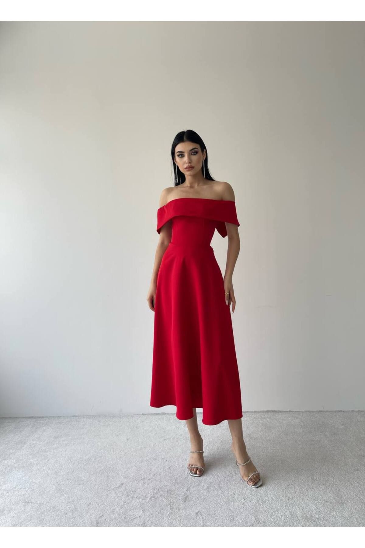 SONREİR-KLEID AUS ATLASSTOFF MIT MADONNA-KRAGEN 5