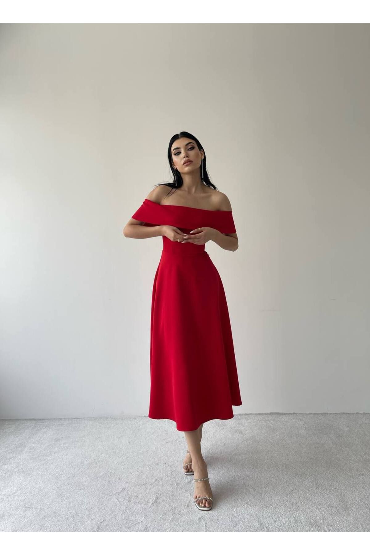 SONREİR-KLEID AUS ATLASSTOFF MIT MADONNA-KRAGEN 4