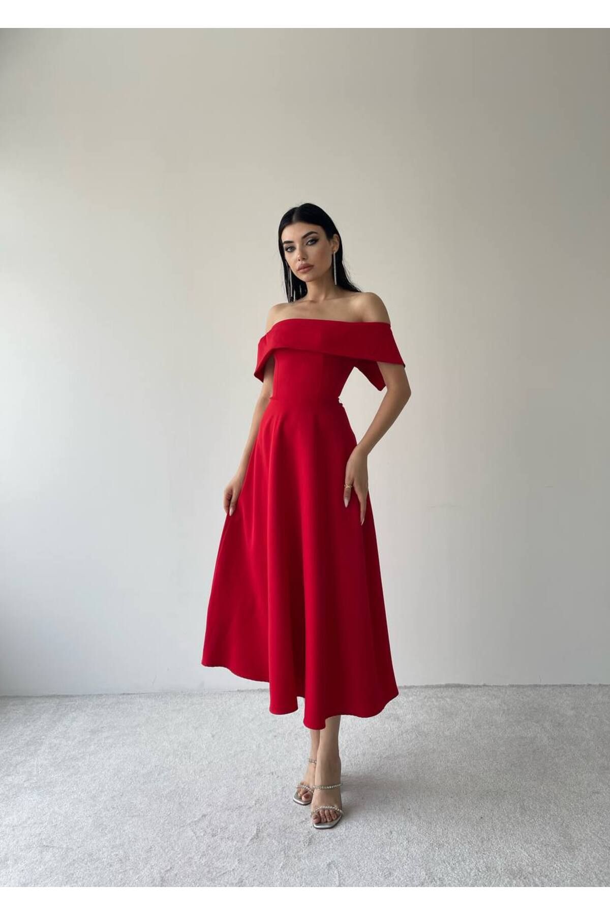 SONREİR-KLEID AUS ATLASSTOFF MIT MADONNA-KRAGEN 6