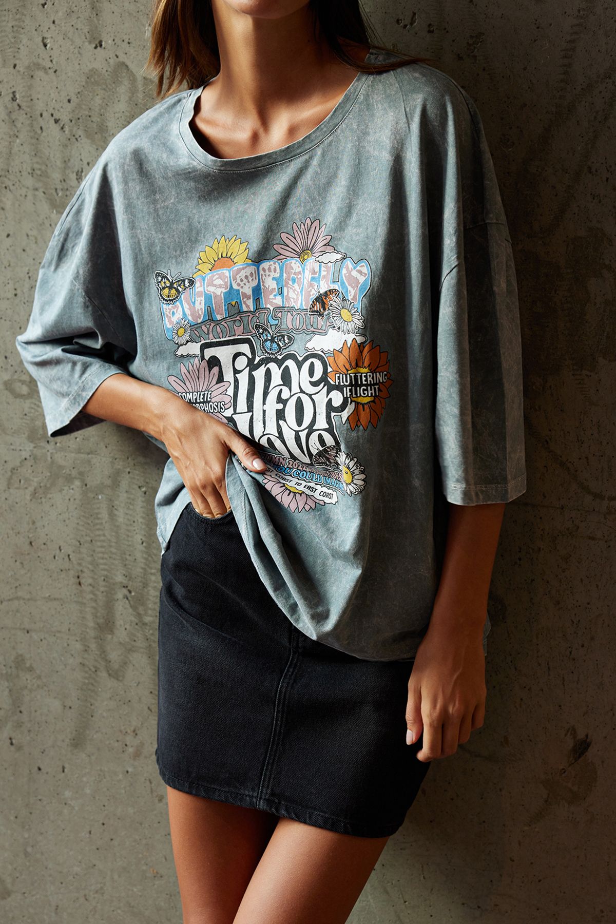Edit by Trendyol Anthrazitfarbenes bedrucktes Oversize-Strick-T-Shirt TEDAW24TS00000