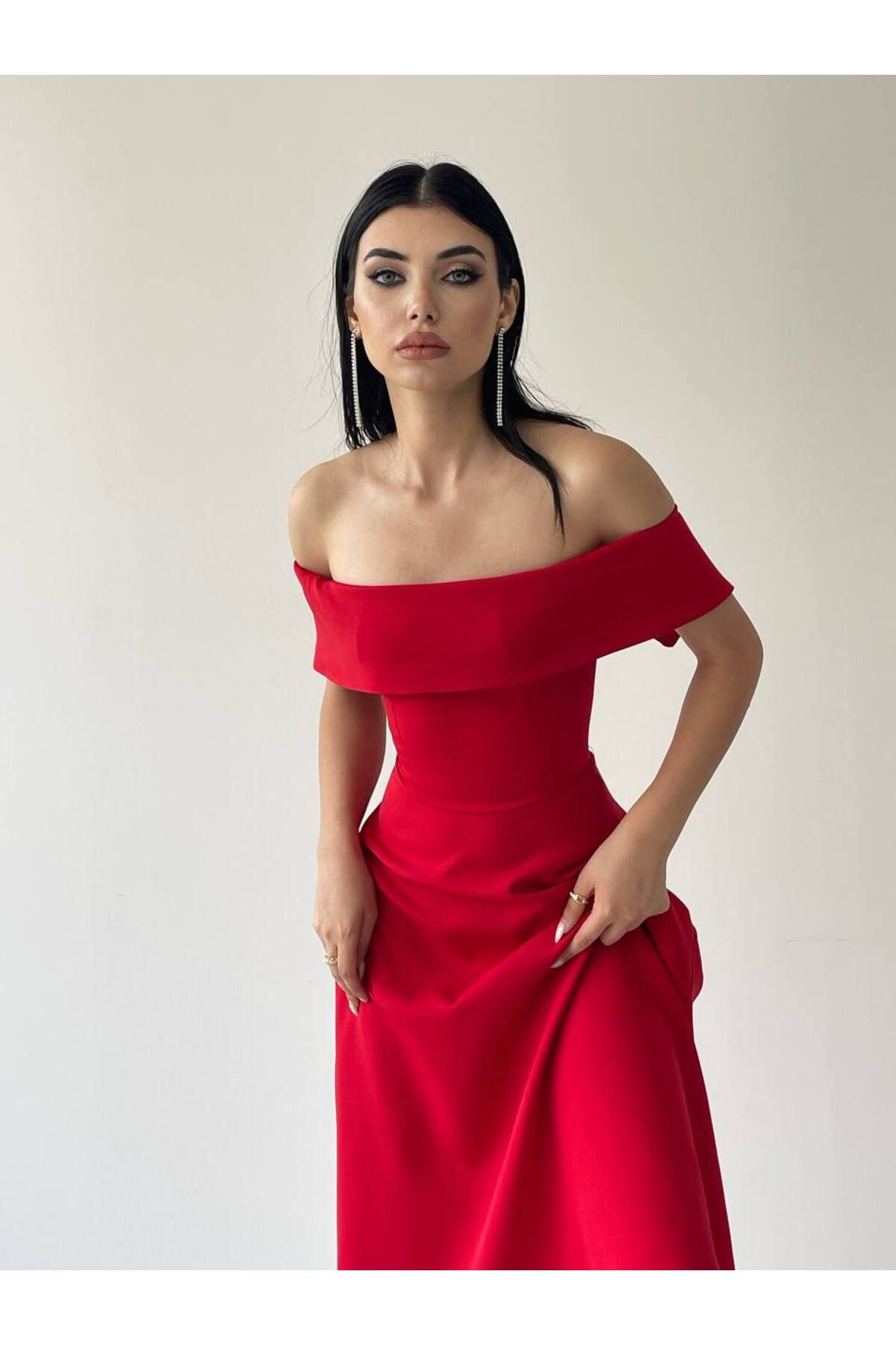 SONREİR-KLEID AUS ATLASSTOFF MIT MADONNA-KRAGEN 2