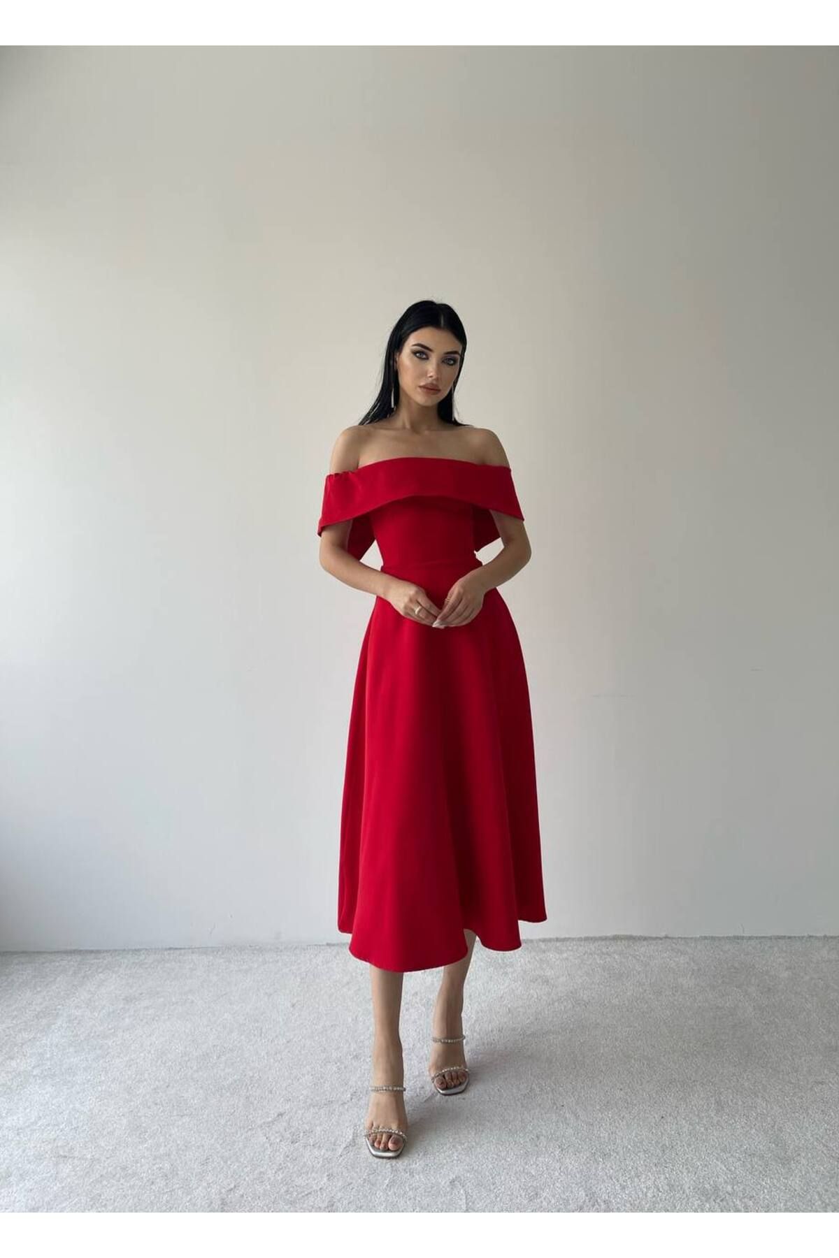 SONREİR-KLEID AUS ATLASSTOFF MIT MADONNA-KRAGEN 7