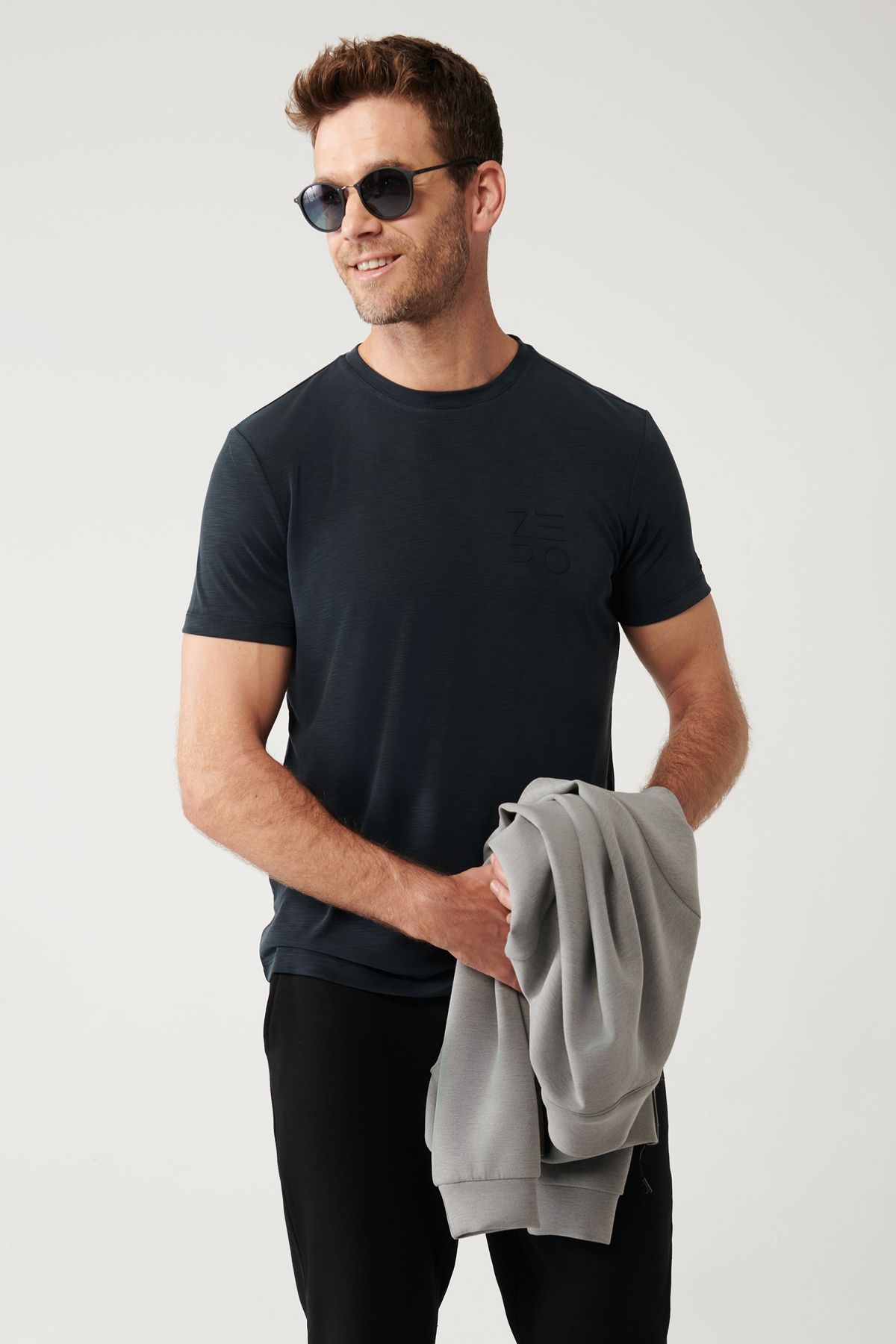 Avva تی شرت مردانه آنتراسیت با یقه نرم چاپ شده برش معمولی A32Y1008