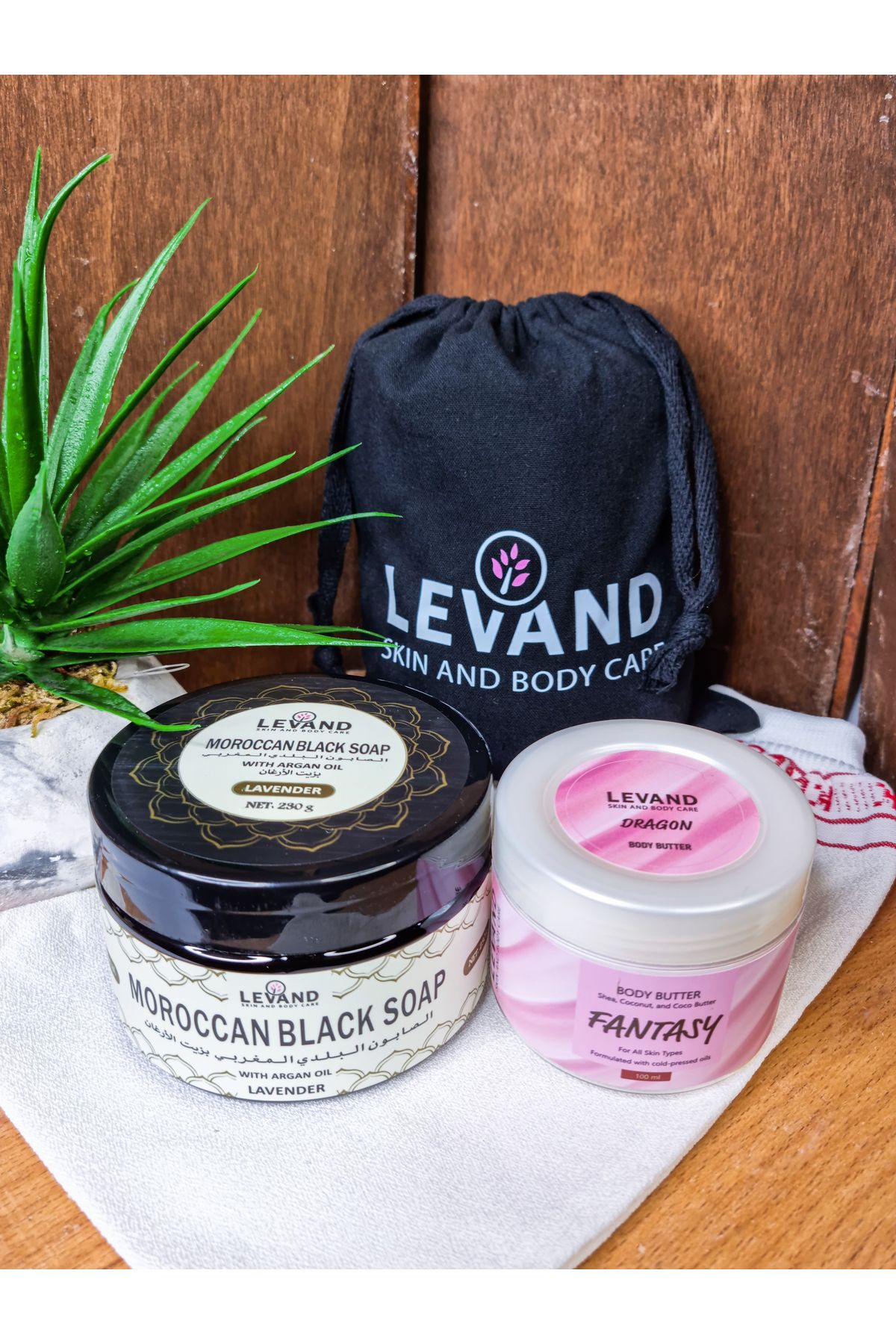 ست لایه بردار بدن 3 تکه / صابون مشکی کهربایی + کره بدن فانتزی + کیسه ضخیم (ست 3 تایی) Levand