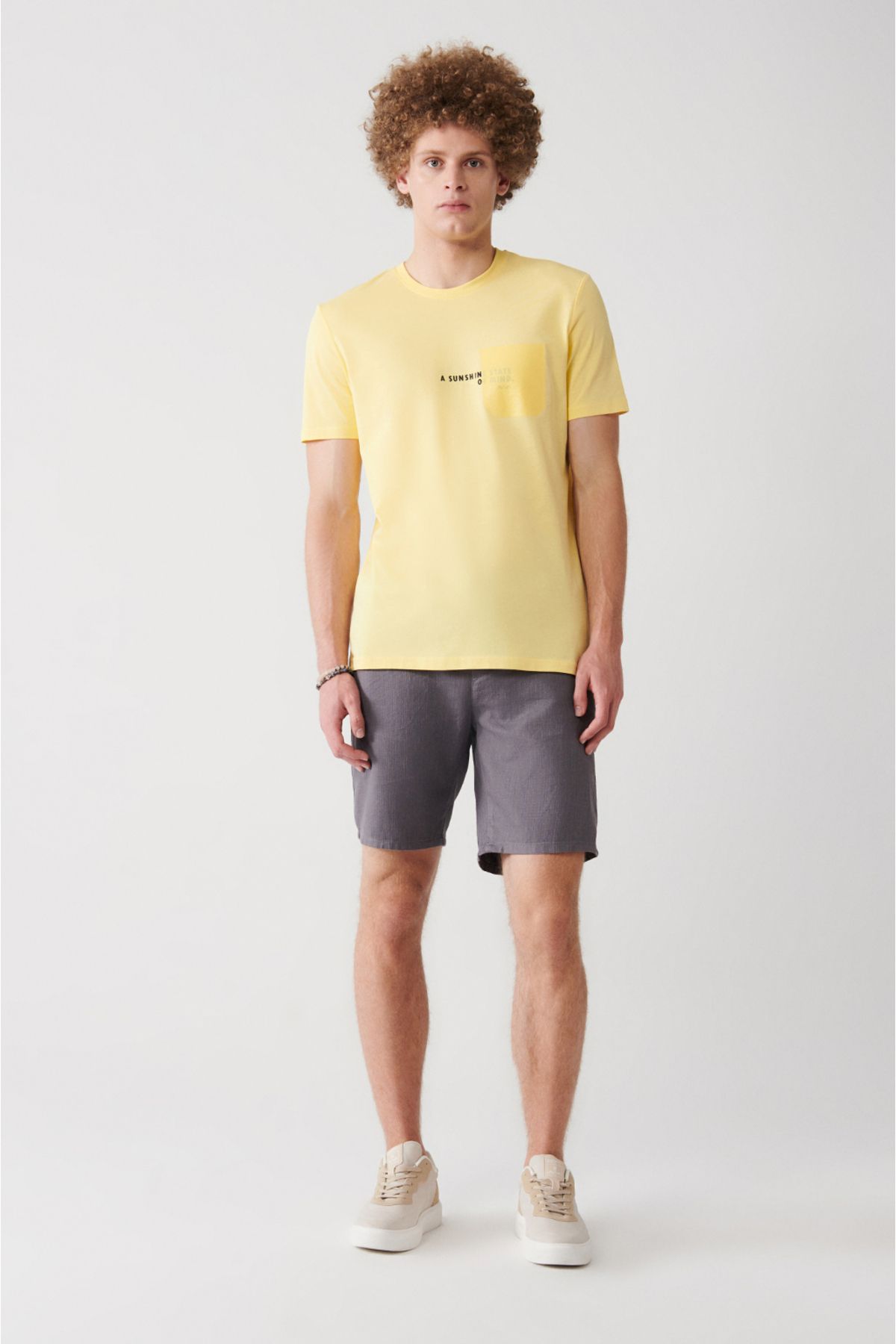 Avva تی شرت معمولی با چاپ جیبی یقه صد در پنبه ای زرد