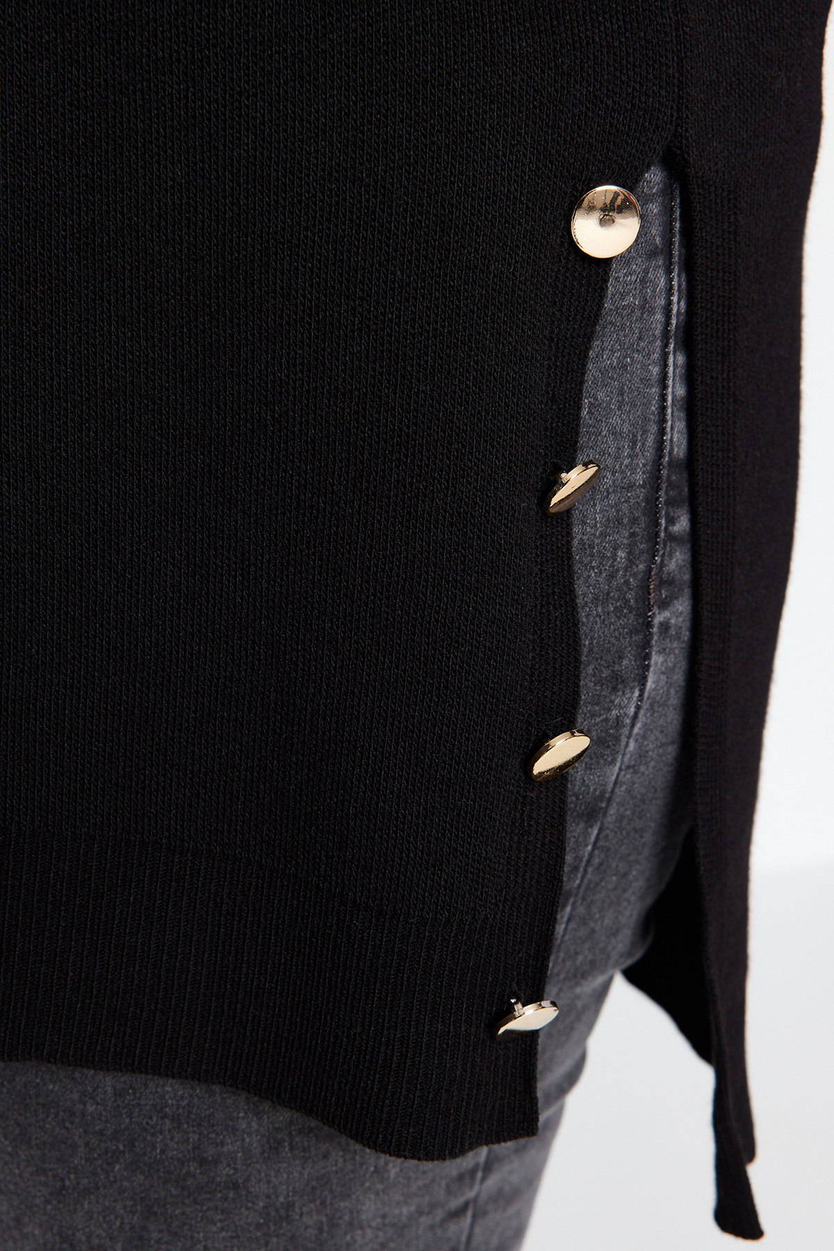 Trendyol Curve Detailní rolák s černým knoflíkem svetr TBBAW24AN00076