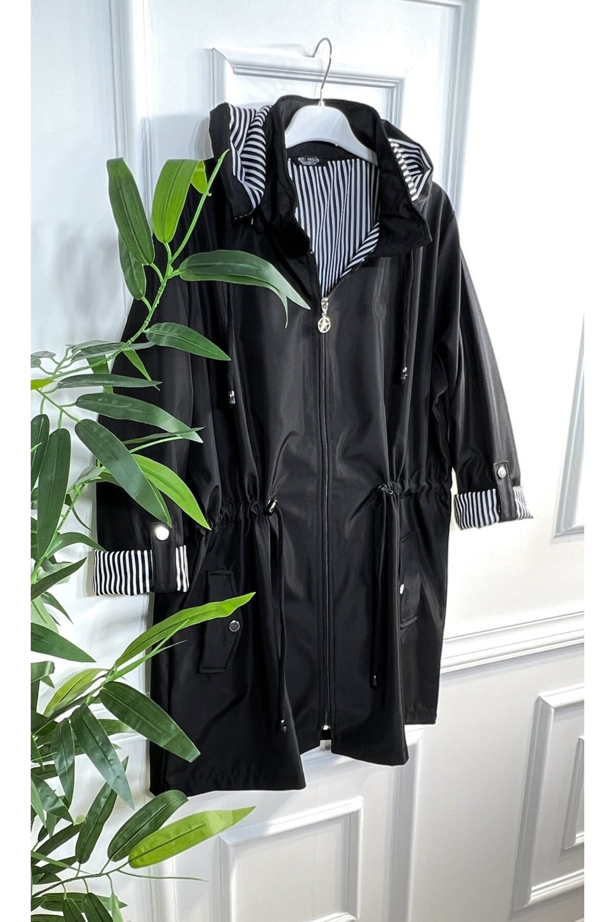 Aşkı Endam  Büyük Beden Nisa Çıkarılabilir Kapşonlu İçi Çizgili Kısa Trenç - Siyah - Görsel 9