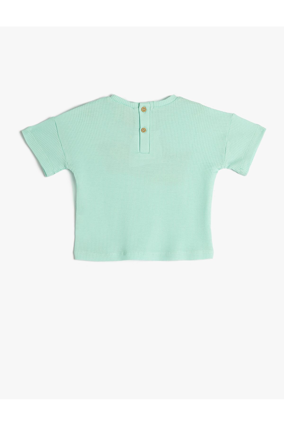 Koton تی شرت آستین کوتاه با دکمه نخی بسته در پشت یقه گرد چاپ شده است