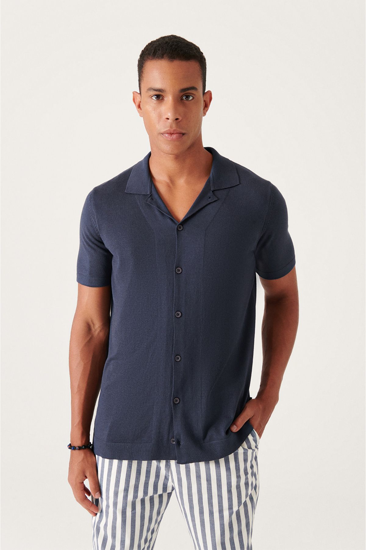 Avva تی شرت بافتنی مردانه یقه آبی سرمه ای کوبایی دکمه دار استاندارد با برش معمولی B005008