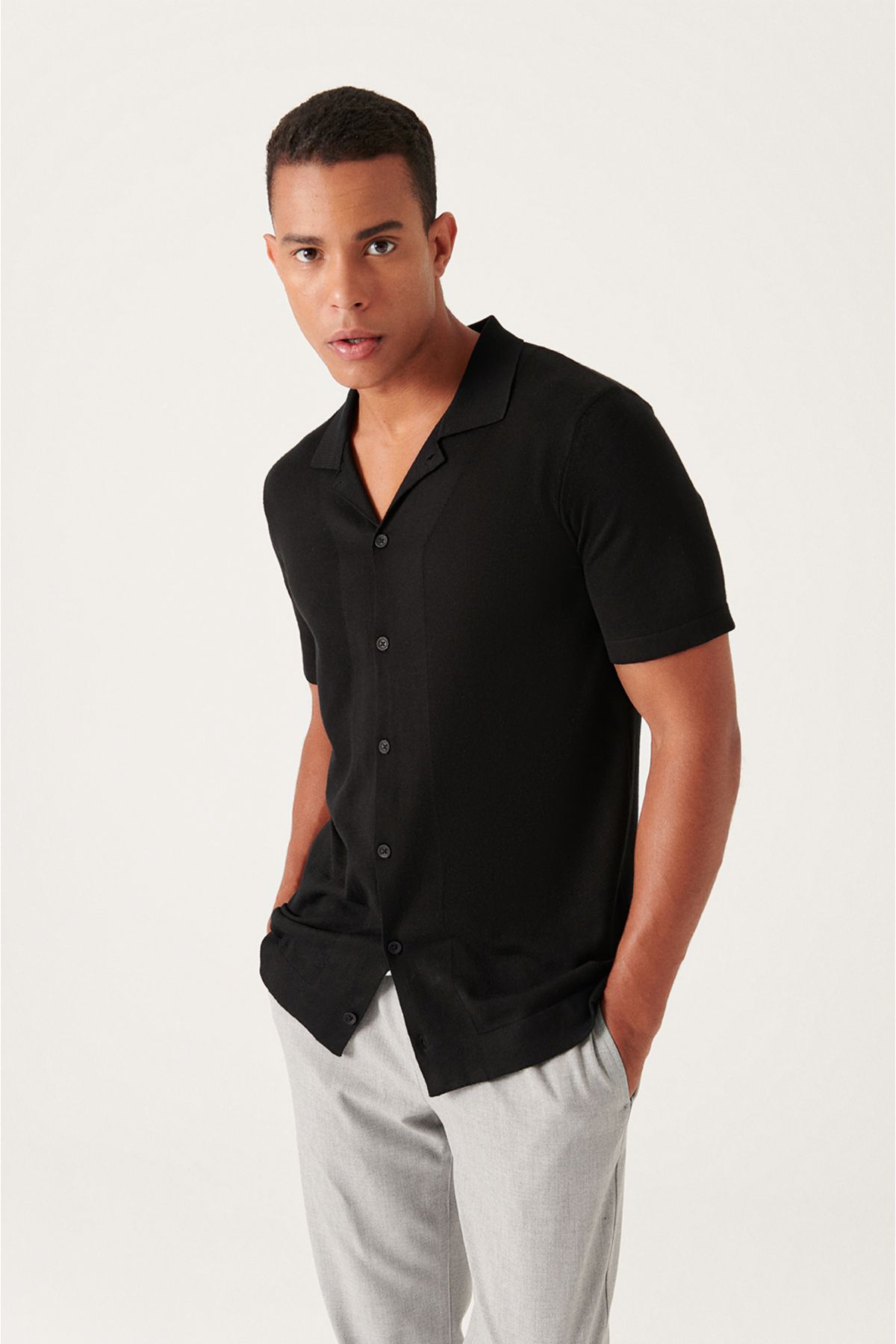 Avva تی شرت بافتنی مردانه با یقه مشکی کوبایی دکمه های استاندارد متناسب برش معمولی B005008