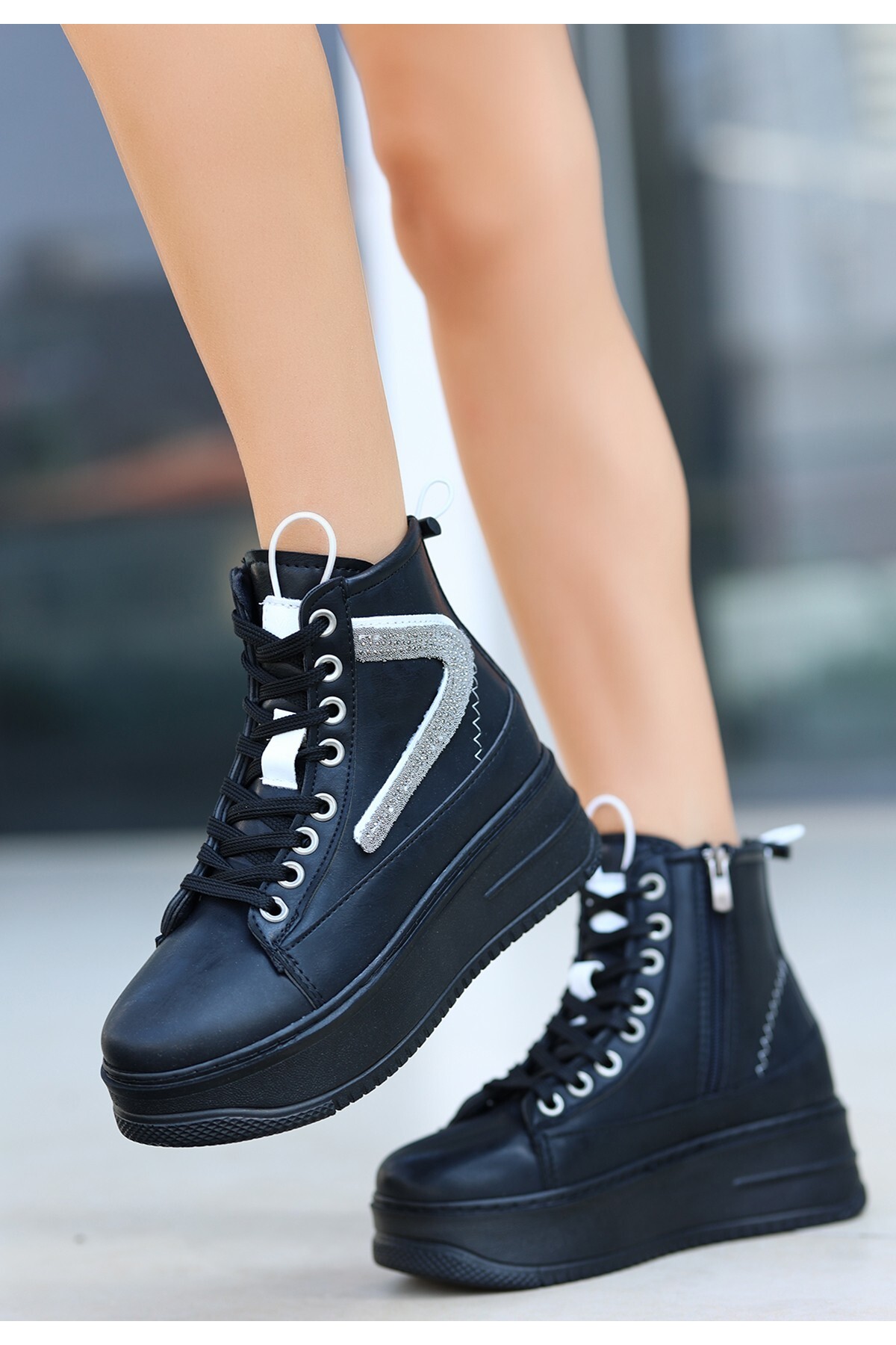 Pone Siyah Cilt Beyaz Detaylı Bağcıklı Bot