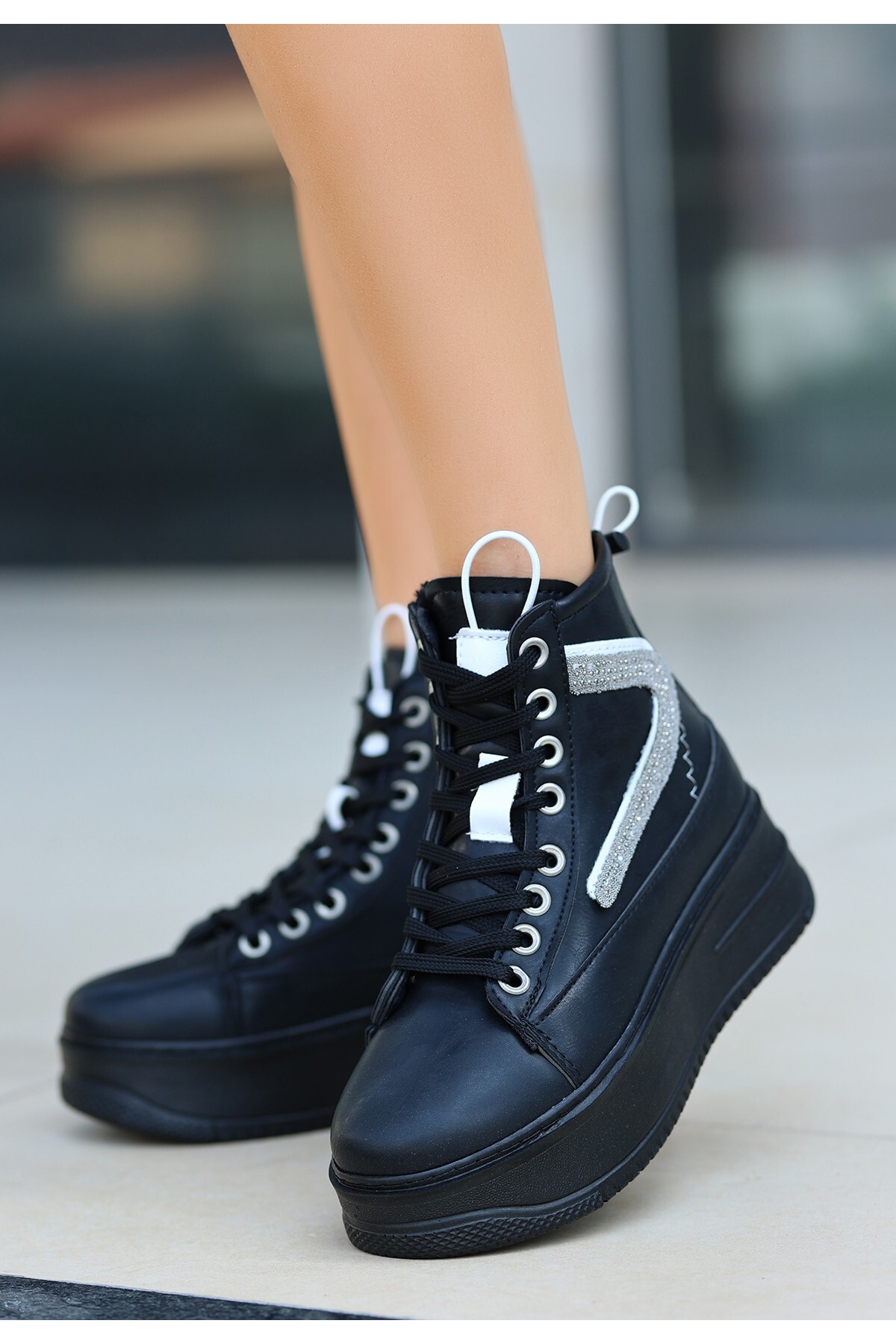 Pone Siyah Cilt Beyaz Detaylı Bağcıklı Bot