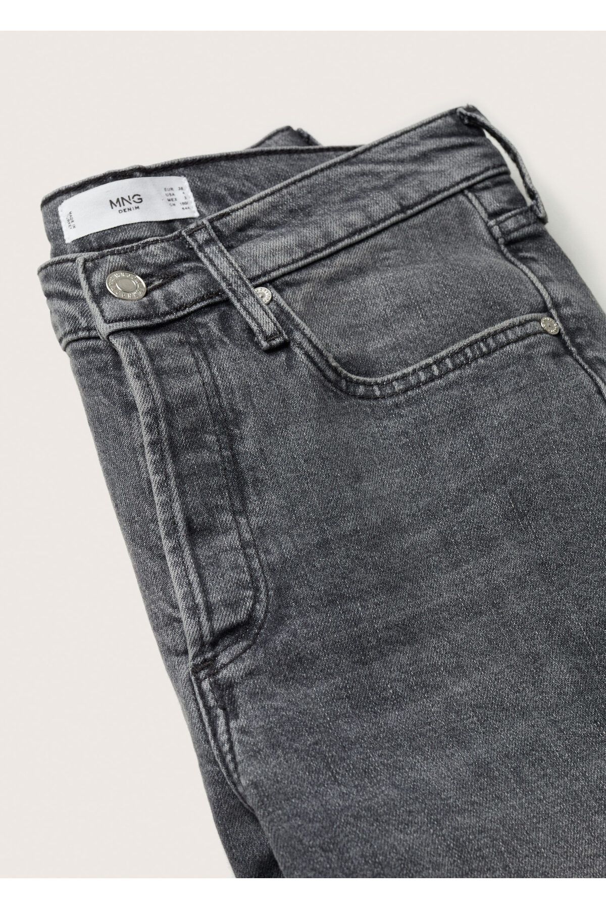 Kısa Paçalı Orta Bel Yükseklikli Slim Fit Jean