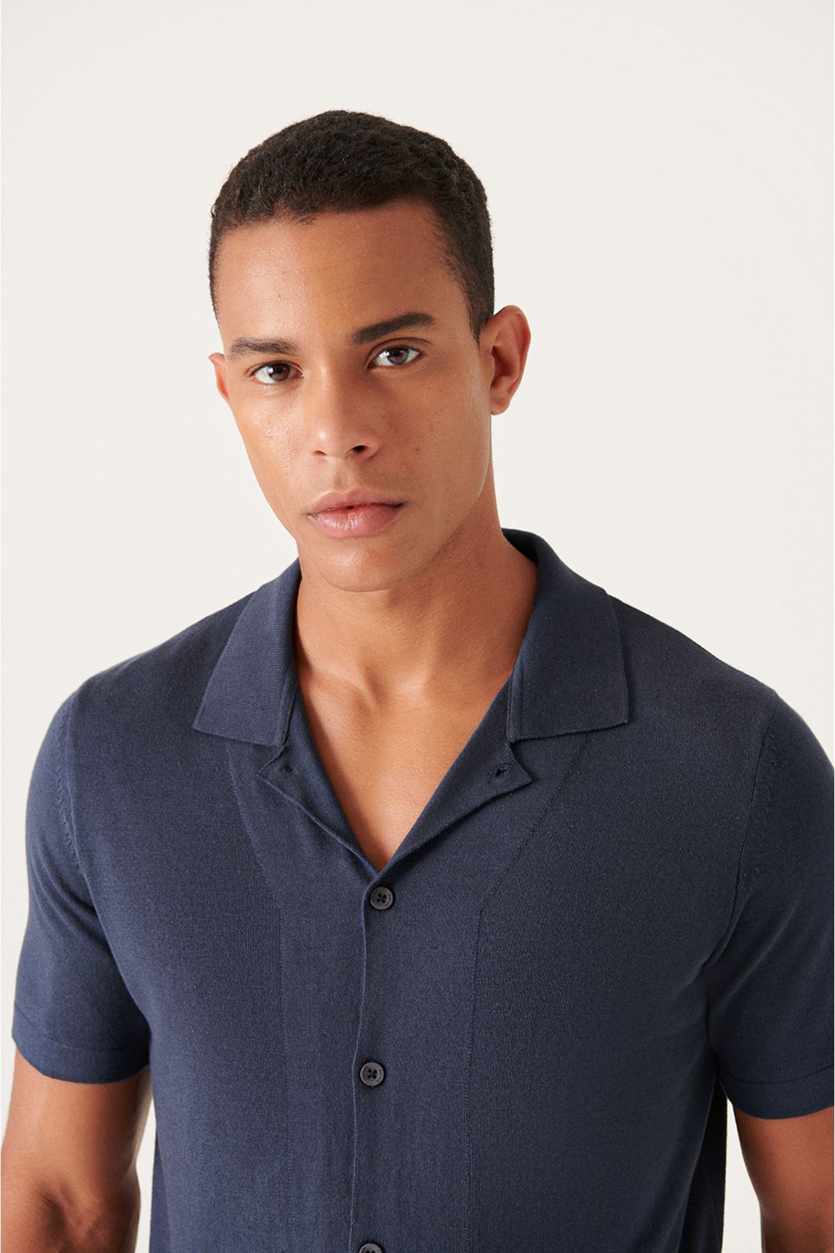 Avva تی شرت بافتنی مردانه یقه آبی سرمه ای کوبایی دکمه دار استاندارد با برش معمولی B005008