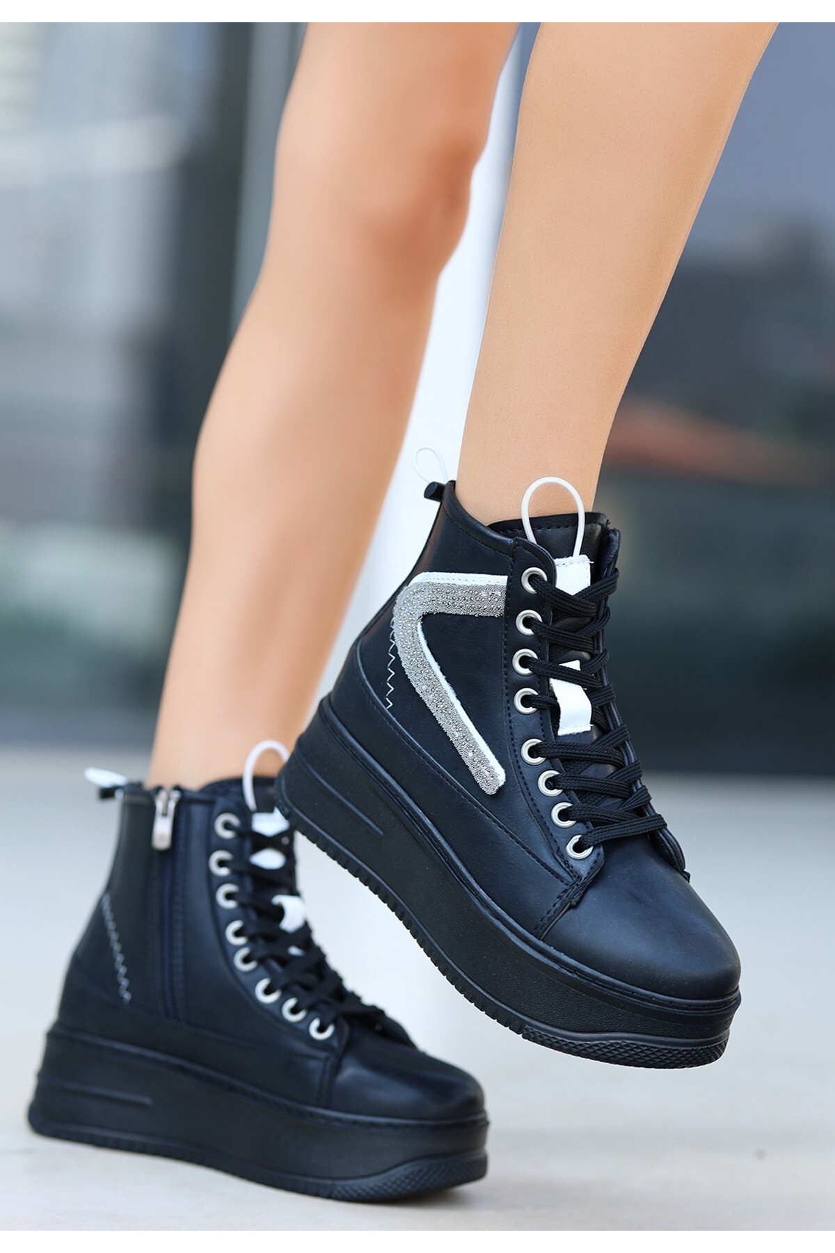 Pone Siyah Cilt Beyaz Detaylı Bağcıklı Bot