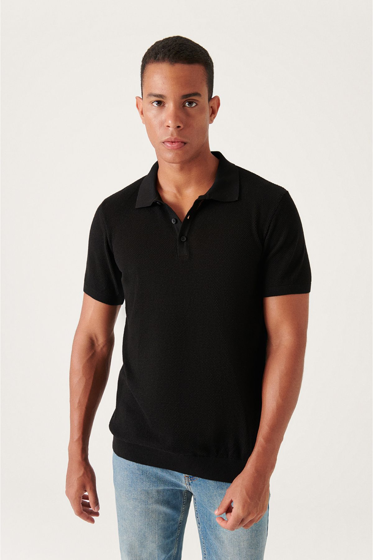 Avva تی شرت بافتنی مردانه یقه چوگان مشکی با بافت استاندارد برش معمولی B005009
