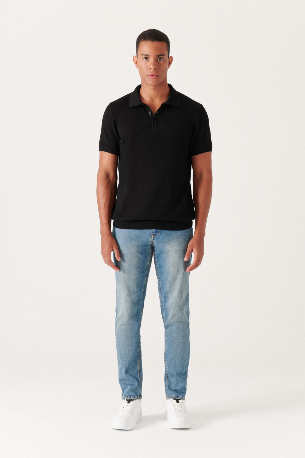 Avva تی شرت بافتنی مردانه یقه چوگان مشکی با بافت استاندارد برش معمولی B005009