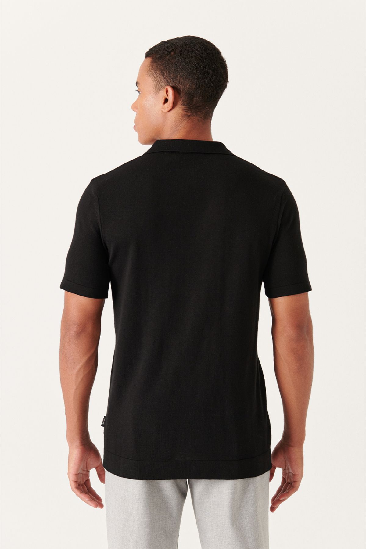 Avva تی شرت بافتنی مردانه با یقه مشکی کوبایی دکمه های استاندارد متناسب برش معمولی B005008