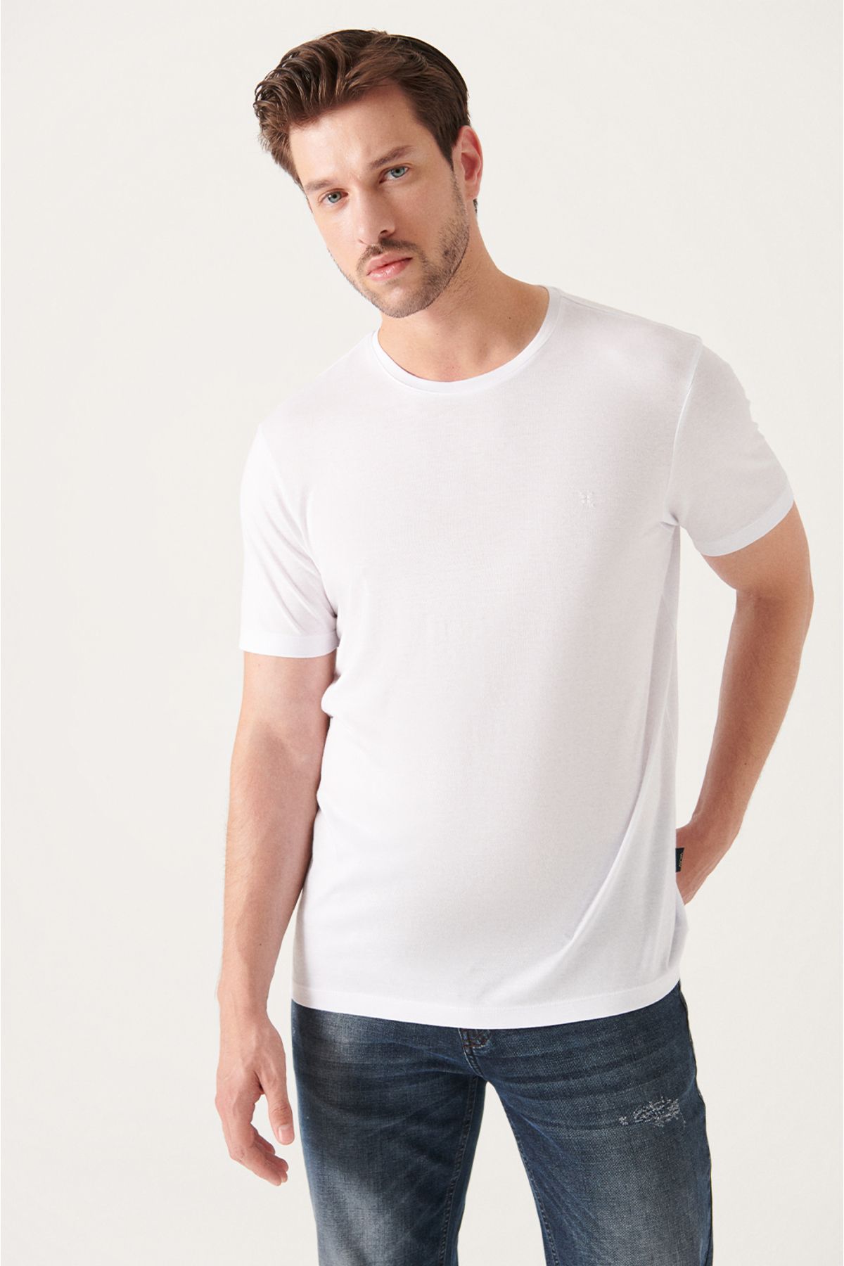 Avva تی شرت مردانه سفید اولترا سافت یقه ساده و استاندارد با برش معمولی مدل B001171