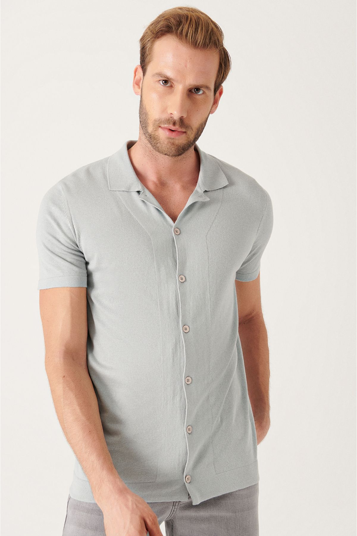 Avva تی شرت بافتنی مردانه یقه خاکستری کوبایی با دکمه استاندارد متناسب برش معمولی B005008