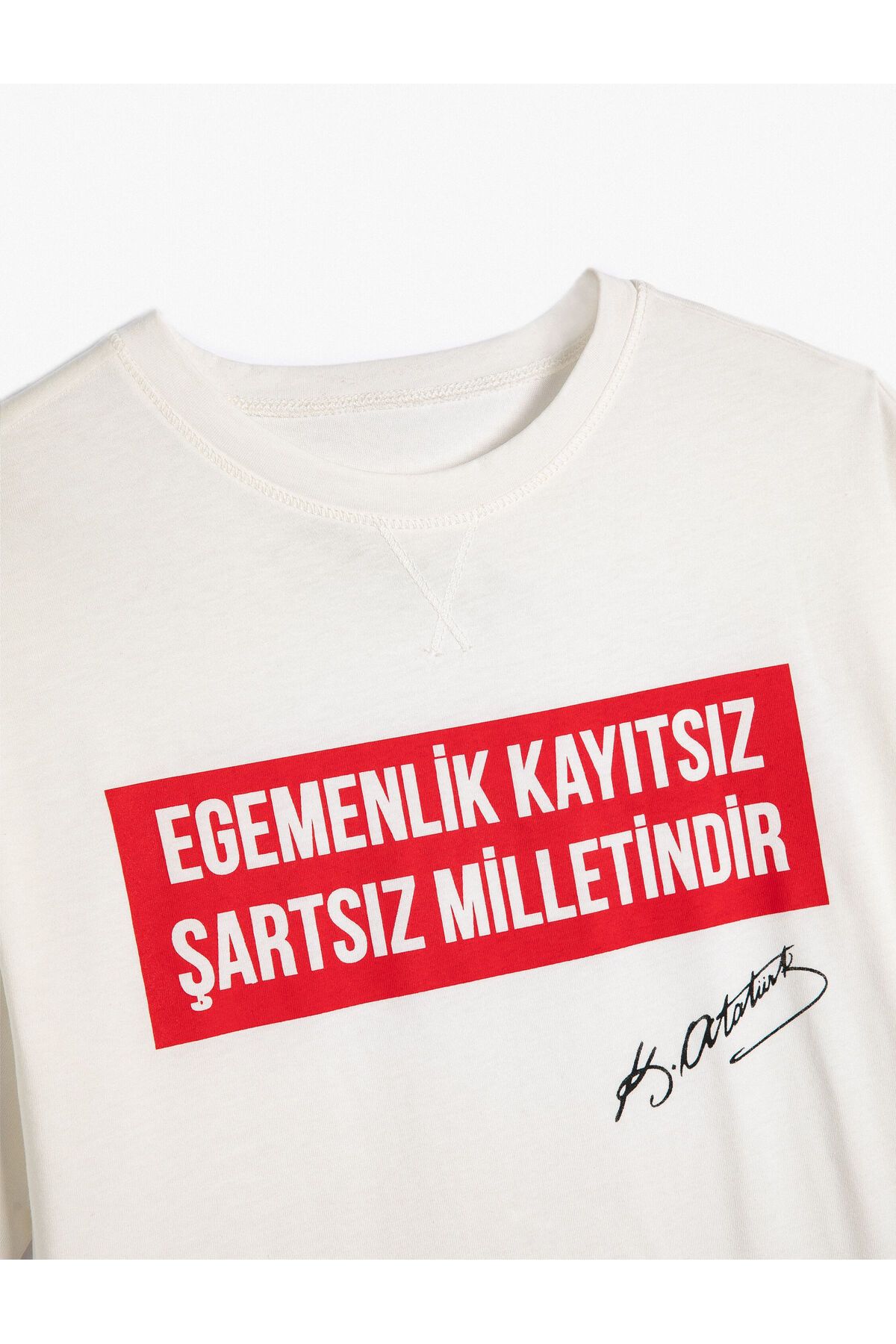 Koton تی شرت با امضای آتاتورک چاپ آستین کوتاه نخی