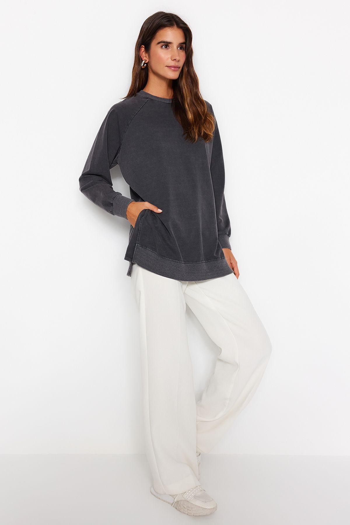 Trendyol Modest-Antracitová praná oversize pletená mikina s bočním rozparkem detail Tctss23Tw00062 2