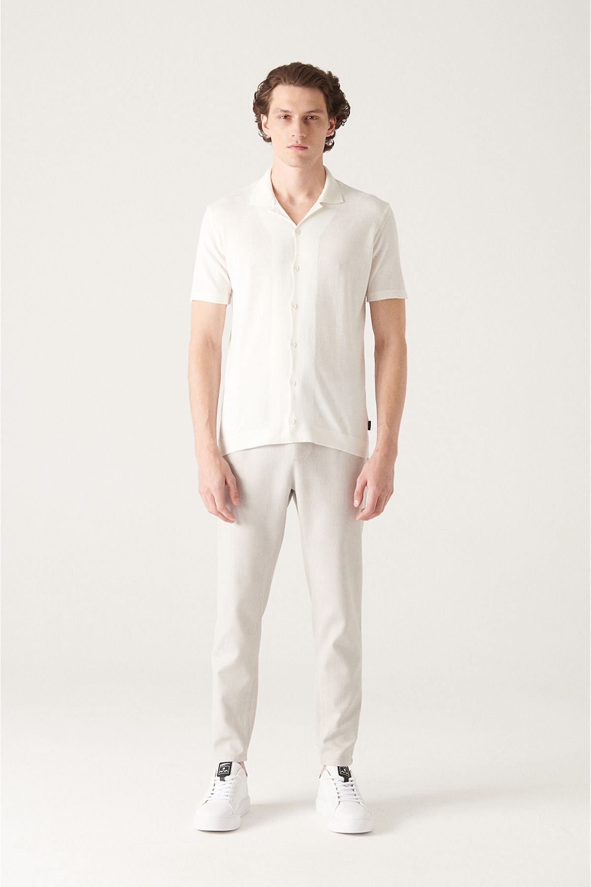 Avva تی شرت بافتنی مردانه یقه سفید کوبایی با دکمه های استاندارد متناسب برش معمولی B005008
