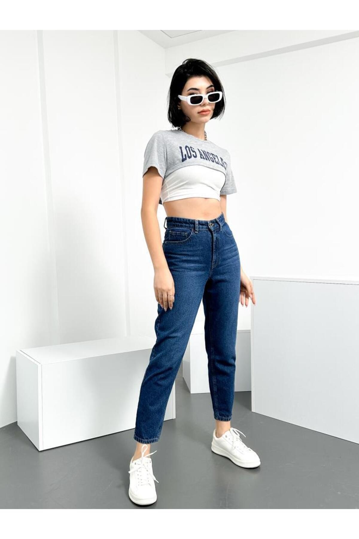 Dark blue sales mom jeans outfit