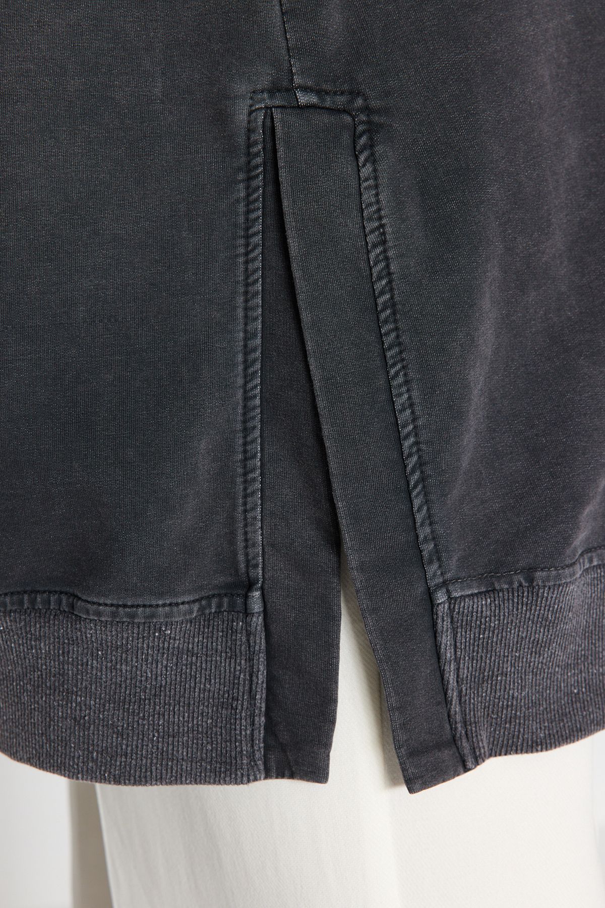 Trendyol Modest-Antracitová praná oversize pletená mikina s bočním rozparkem detail Tctss23Tw00062 5