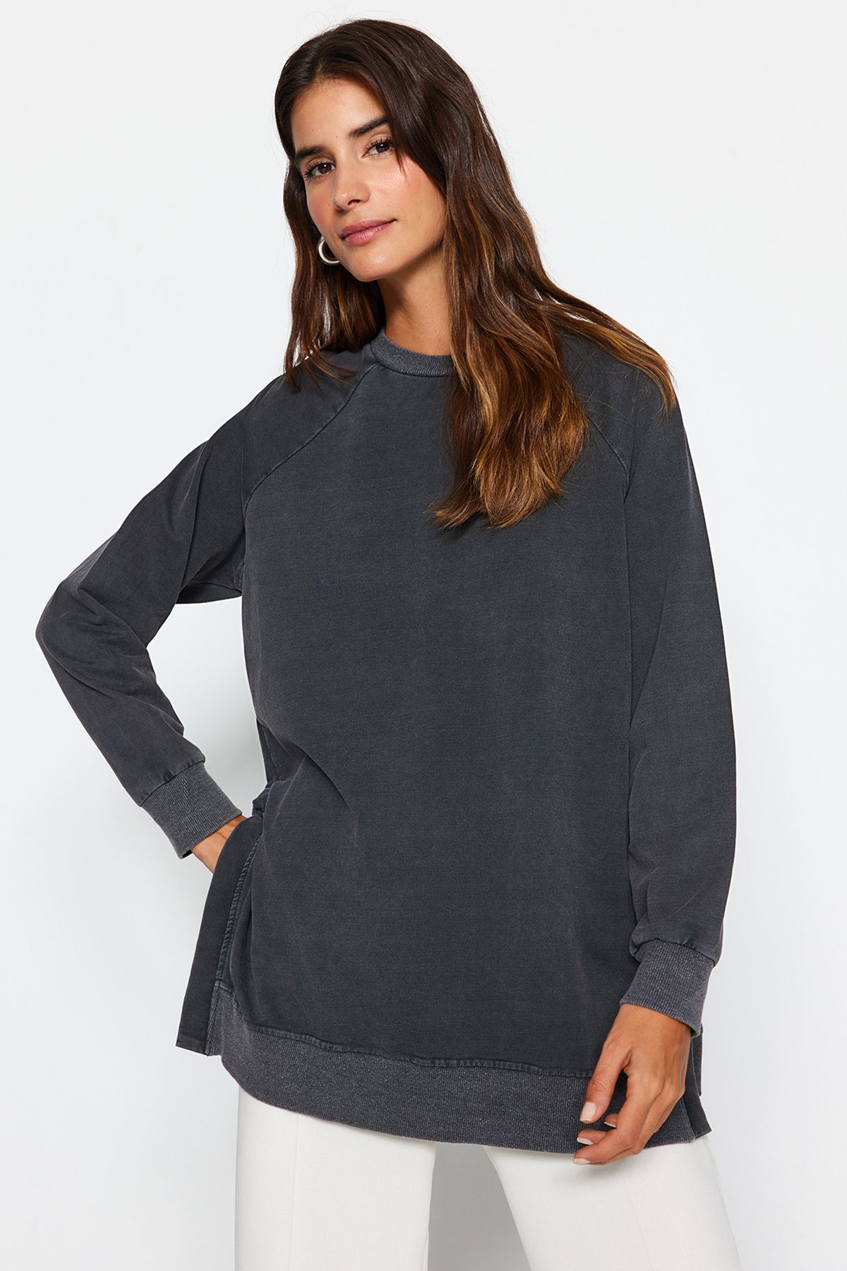 Trendyol Modest-Antracitová praná oversize pletená mikina s bočním rozparkem detail Tctss23Tw00062 3