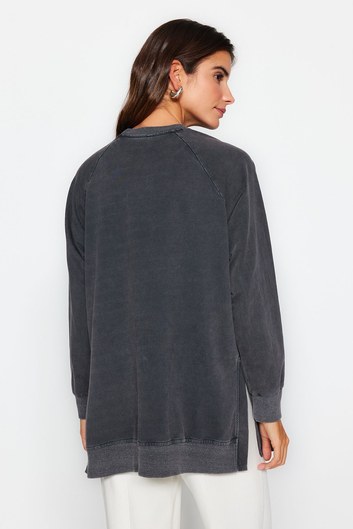 Trendyol Modest-Antracitová praná oversize pletená mikina s bočním rozparkem detail Tctss23Tw00062 6