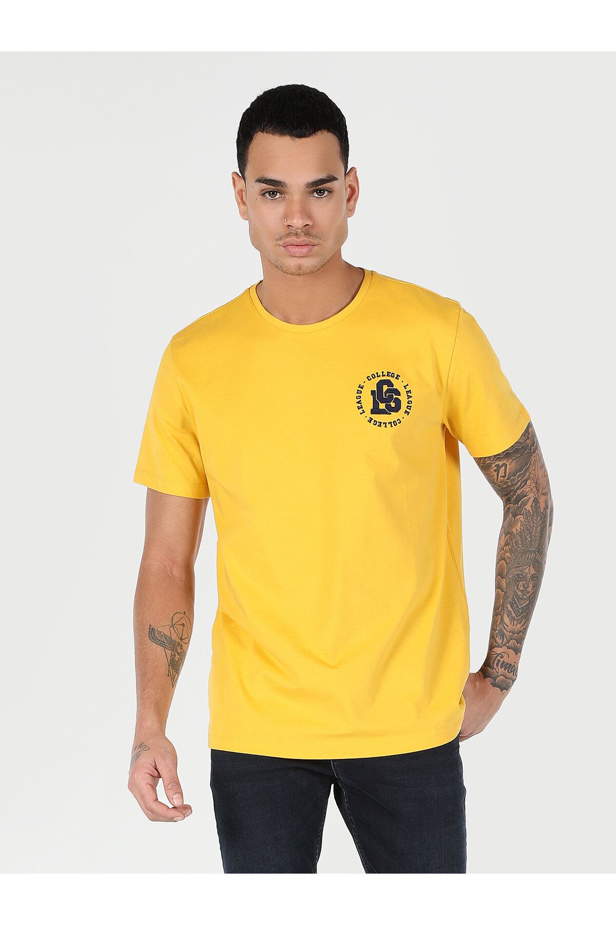 Colin’s یقه دوچرخه تناسب منظم چاپ شده مردان زرد رنگ T Shirt