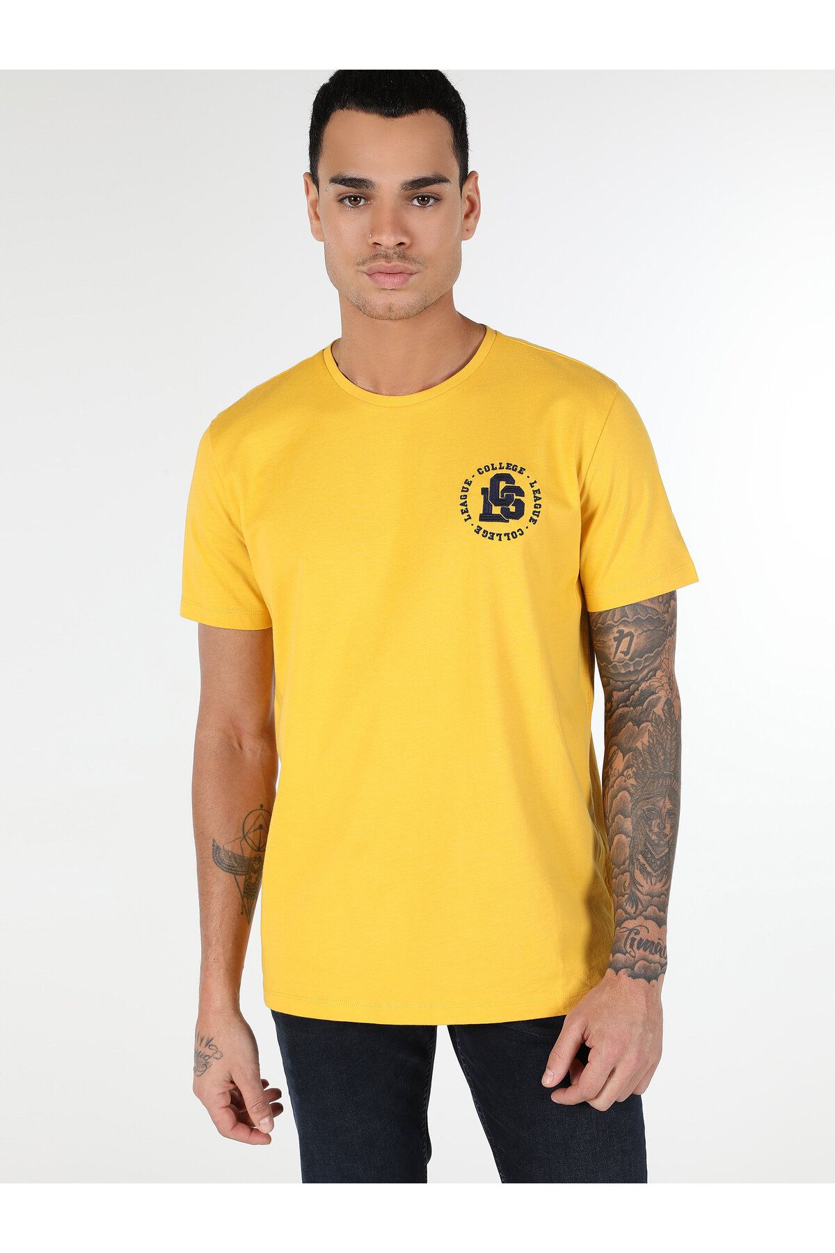 Colin’s یقه دوچرخه تناسب منظم چاپ شده مردان زرد رنگ T Shirt