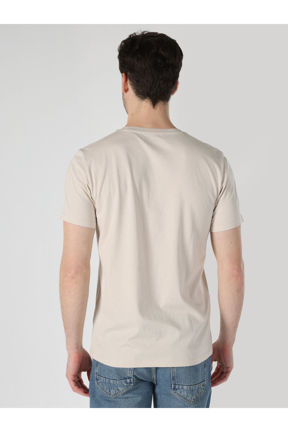 Colin’s به طور منظم متناسب با بژهای بژ چاپ شده بازوی کوتاه T شرت