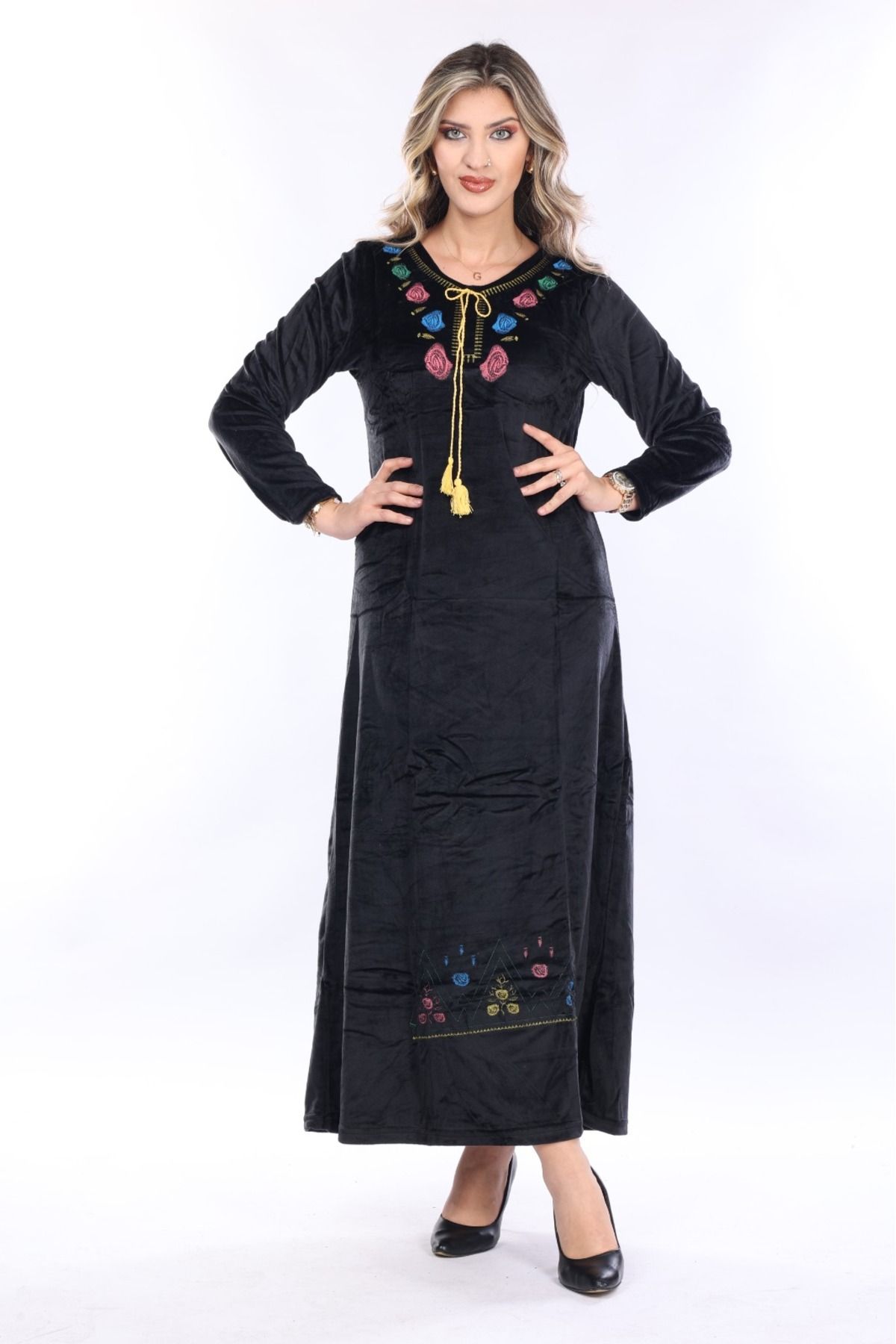 femme noire robe en velours détaillée