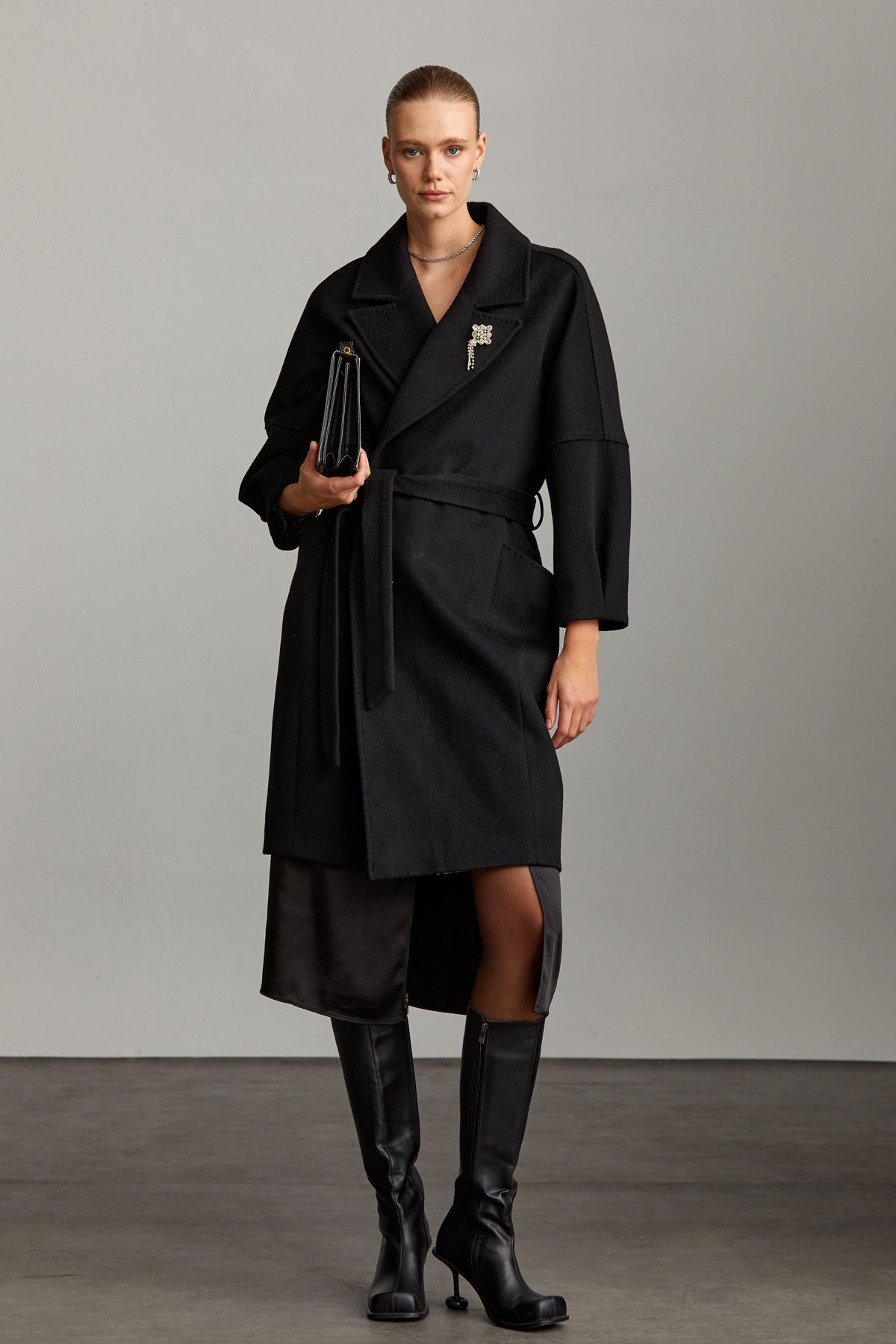 Sayki Woman Черное облегающее однотонное шерстяное базовое пальто с моно воротником и поясом 28202024A005
