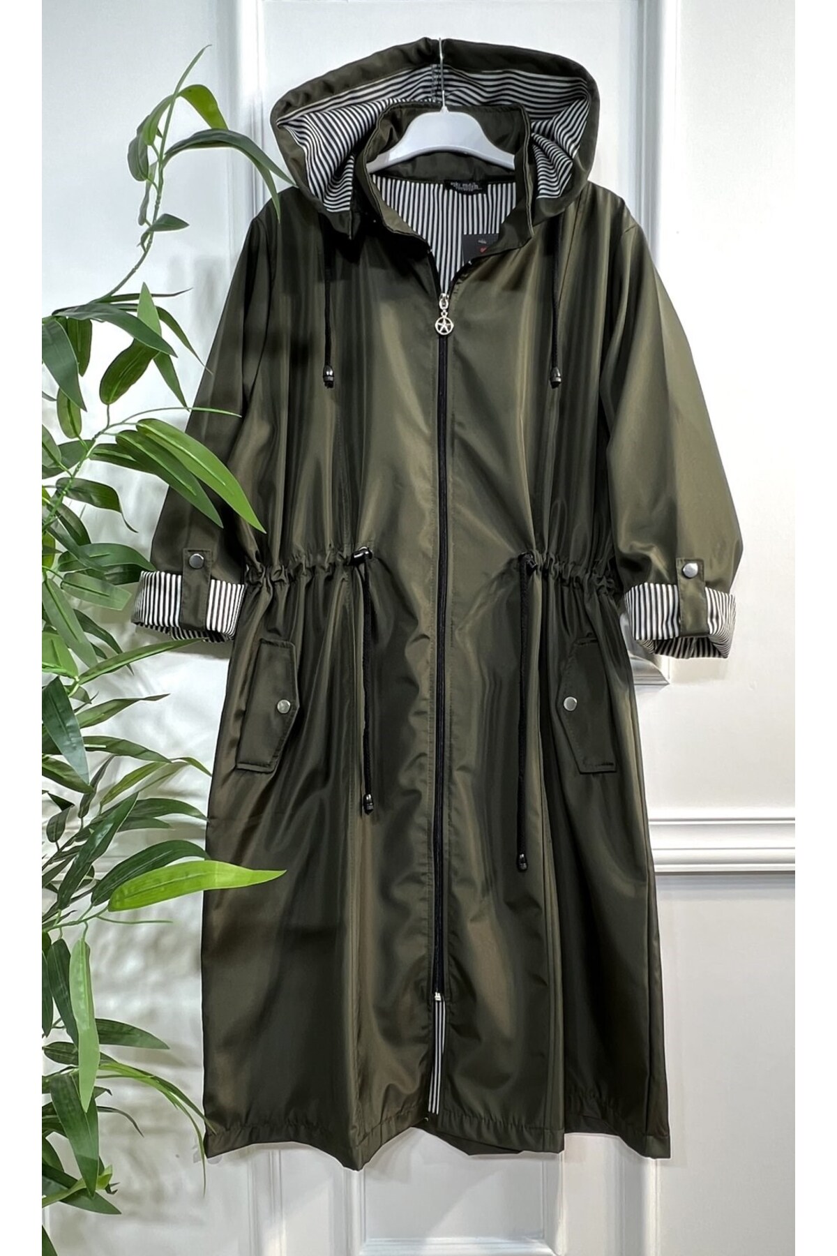 Aşkı Endam Büyük Beden Rüya Çıkarılabilir Kapşonlu İçi Çizgili Ara Boy Trenç - Haki