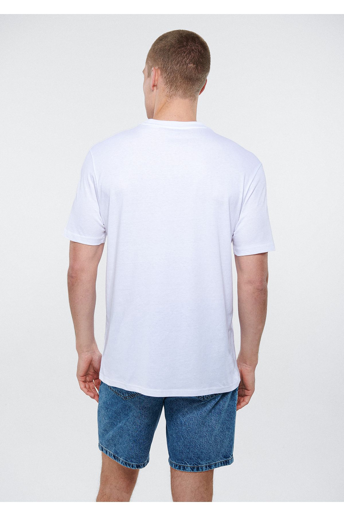 Mavi نمی توانم متنفری را بشنوید که تی شرت سفید چاپ شده است